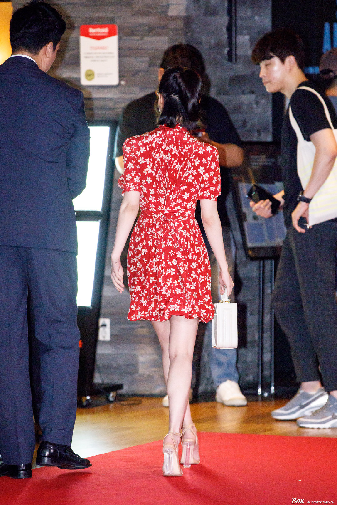 iu李知恩高跟凉鞋嫩白美jio