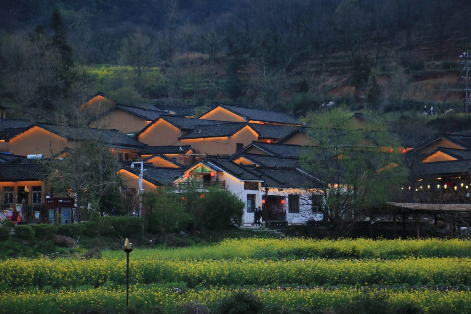 夜幕下的新县田铺大塆