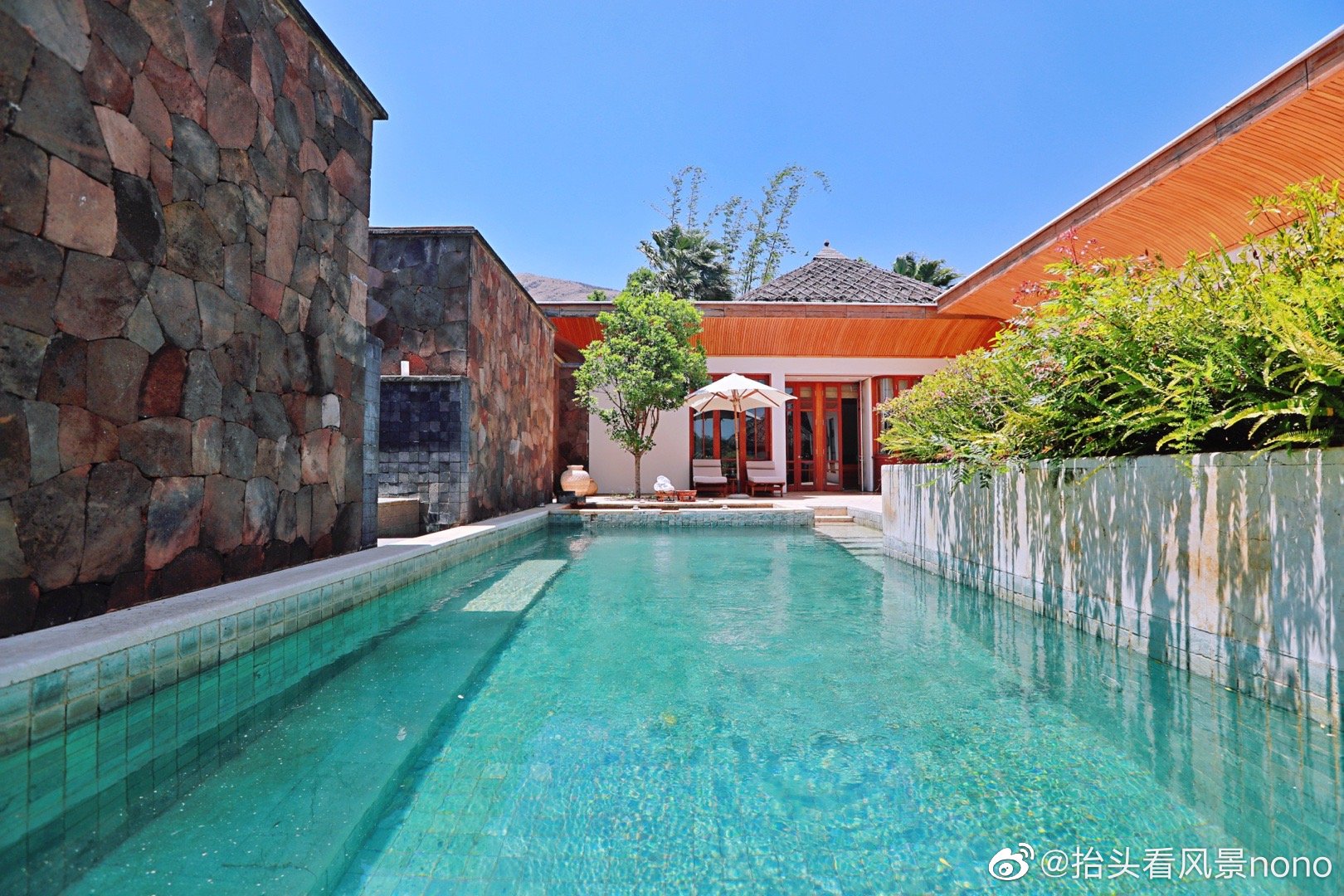 春日的昆明,阳宗海水畔,宁静致远…….柏联酒店悠然坐落在此