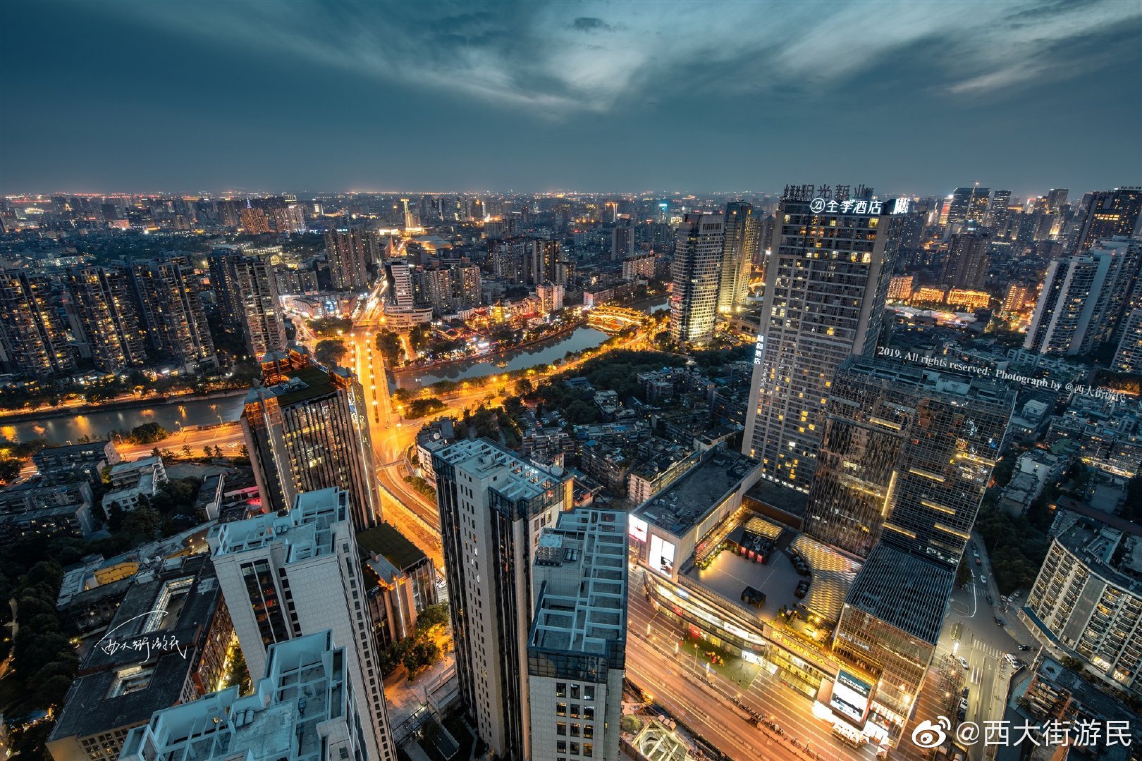 一组来自于@西大街游民 镜头下的城市夜景,再来回味一下这座巴适的