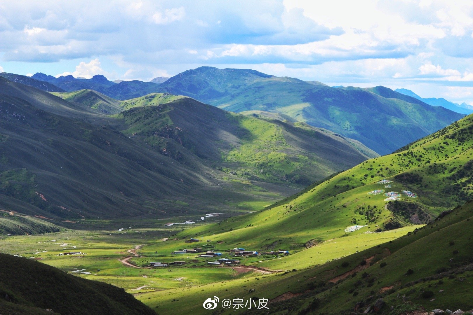 甘孜的景色都是以大山大景为主,绵延的草原像是铺在大地上的绿绒毯