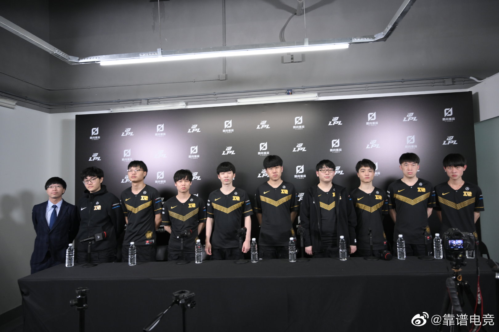 赛后群访 rng今日份@rng电子竞技俱乐部 队员们的合影