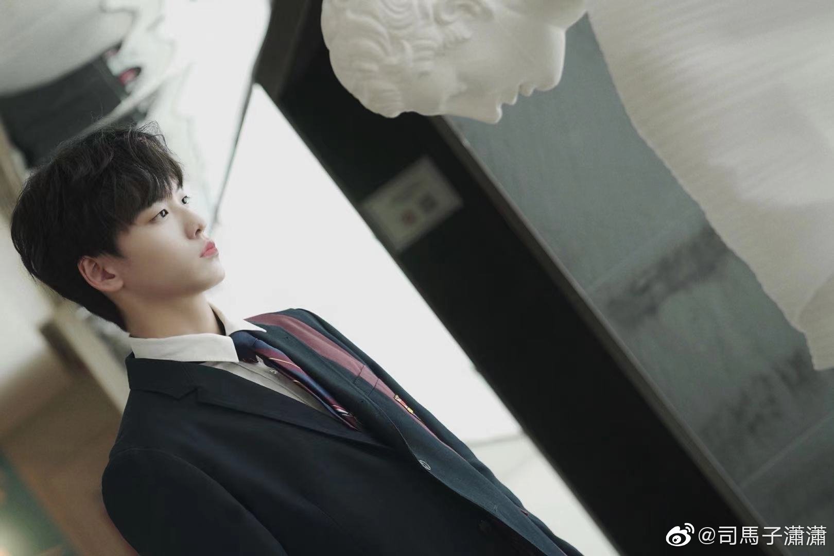 3终于开播了余景天的初舞台真的挺亮眼