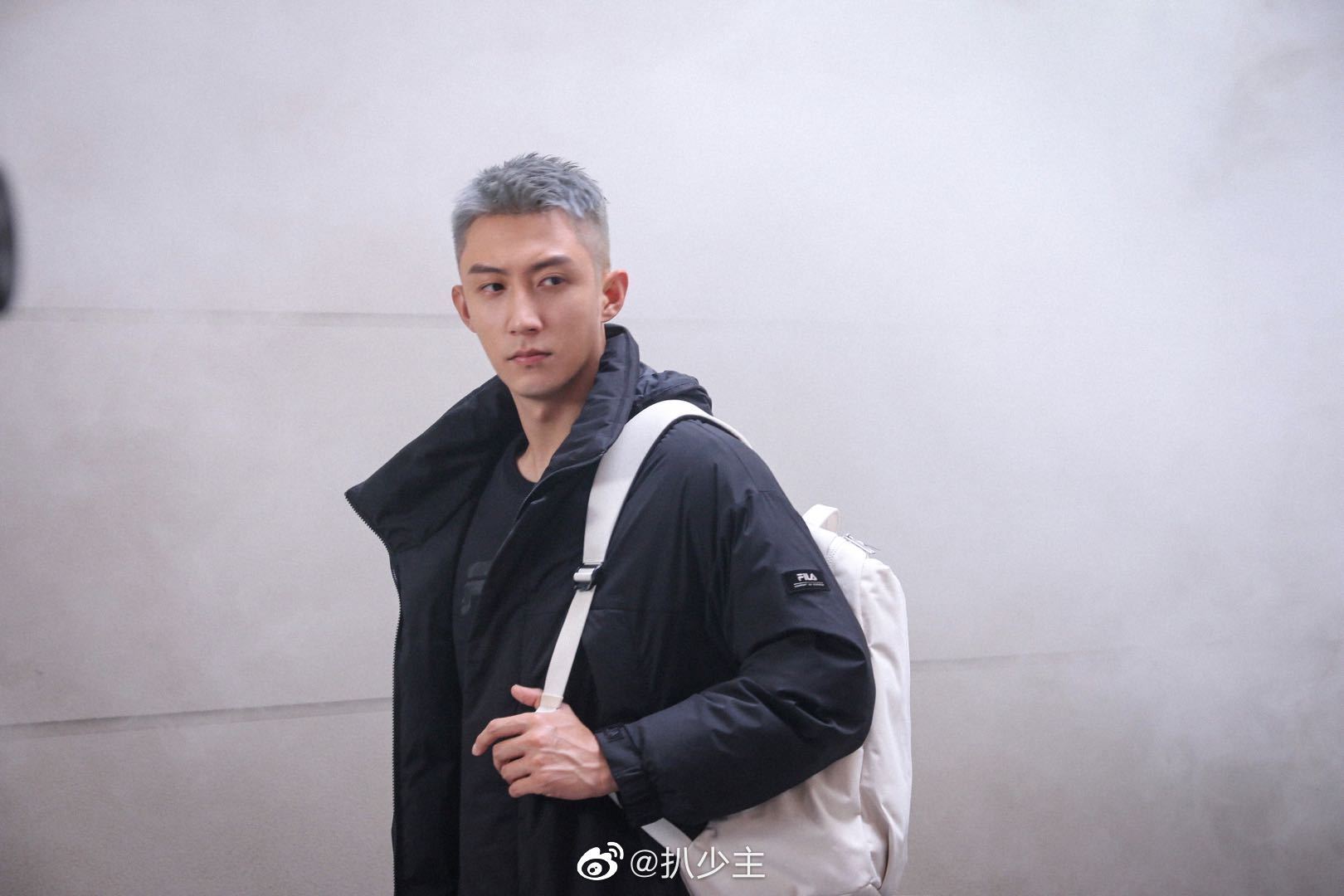 全黑造型和冷峻坚毅的眼神释放出高冷气质