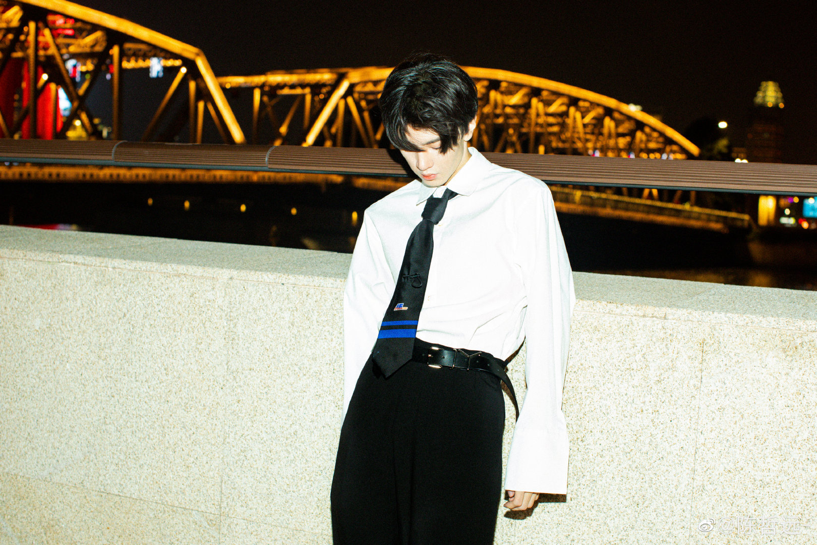 陈哲远分享几张小陈游客照白衬衣造型