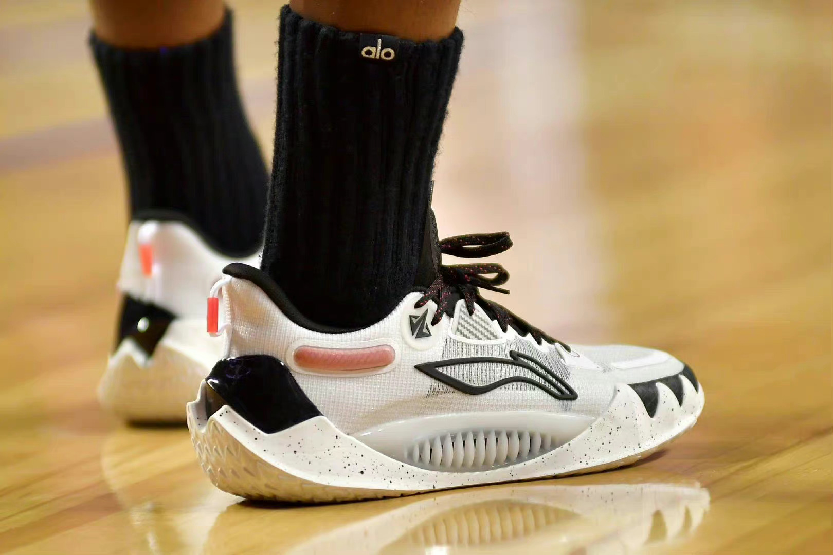 本赛季至今吉米-巴特勒上脚的李宁个人第一代签名球鞋jb