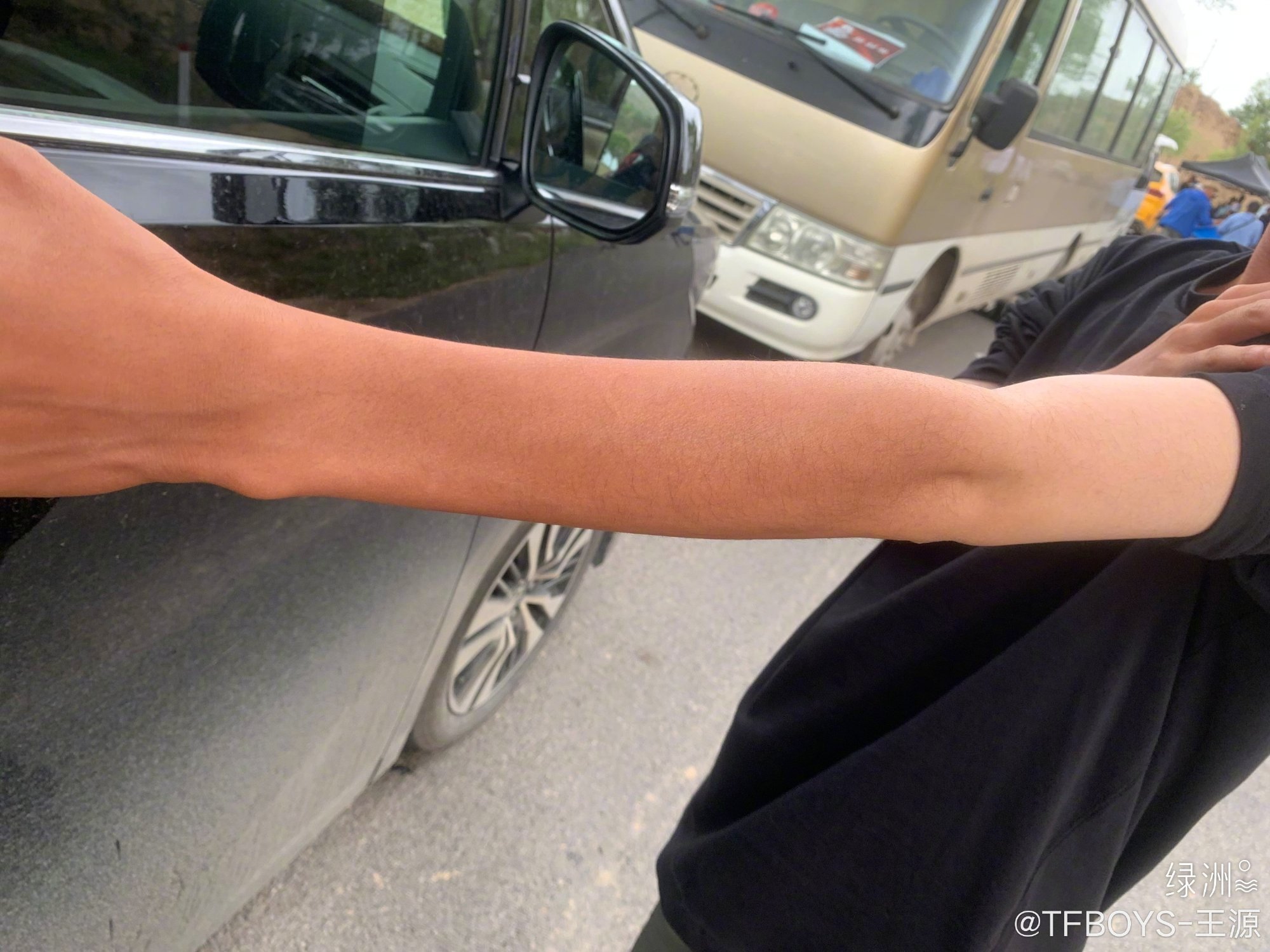 王源绿洲更新,源源的这个小细胳膊的色差也太大了吧_高清图集_新浪网