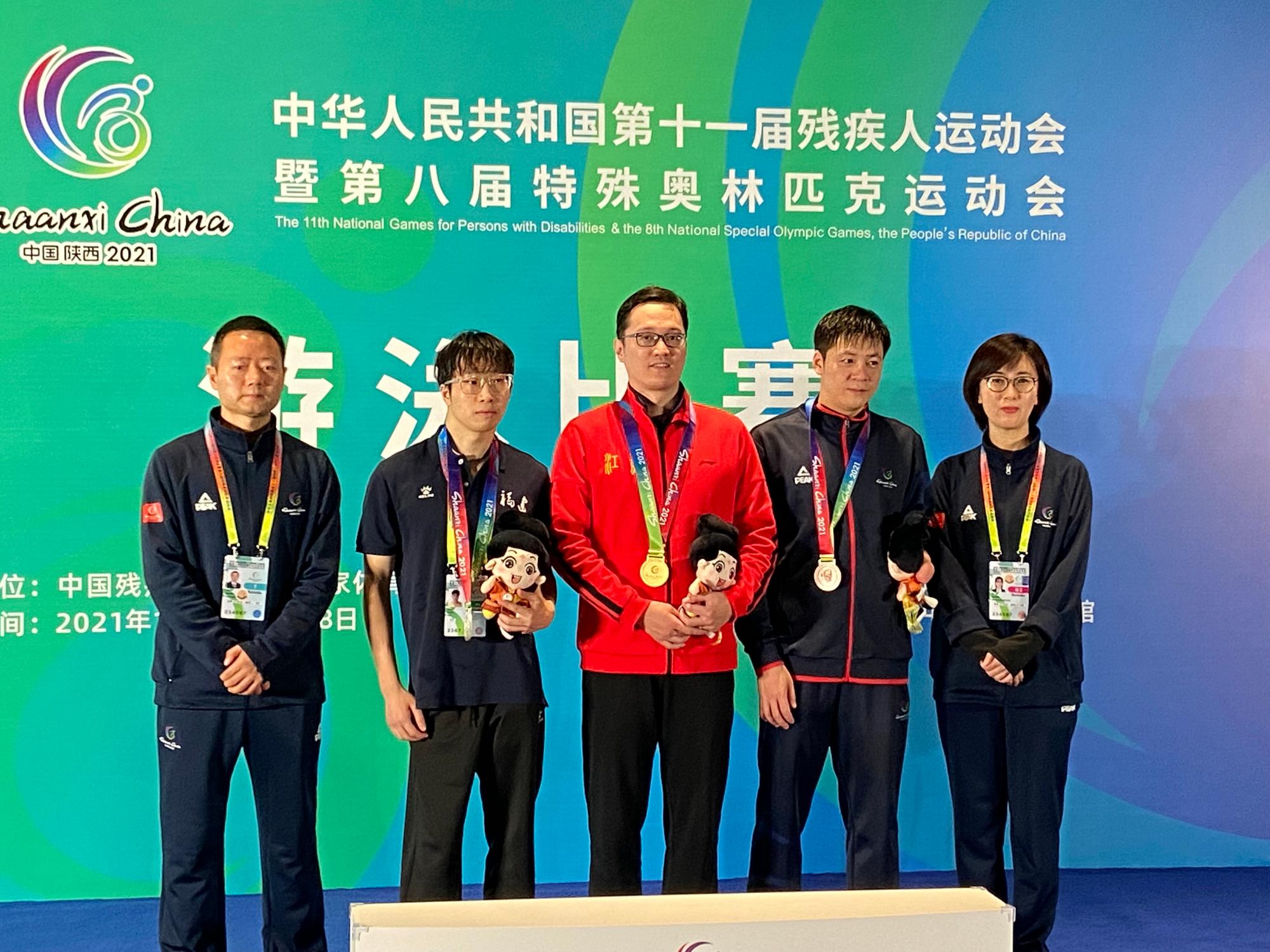 泳者无惧换条赛道劈波斩浪江苏运动员周聪仰泳项目摘金