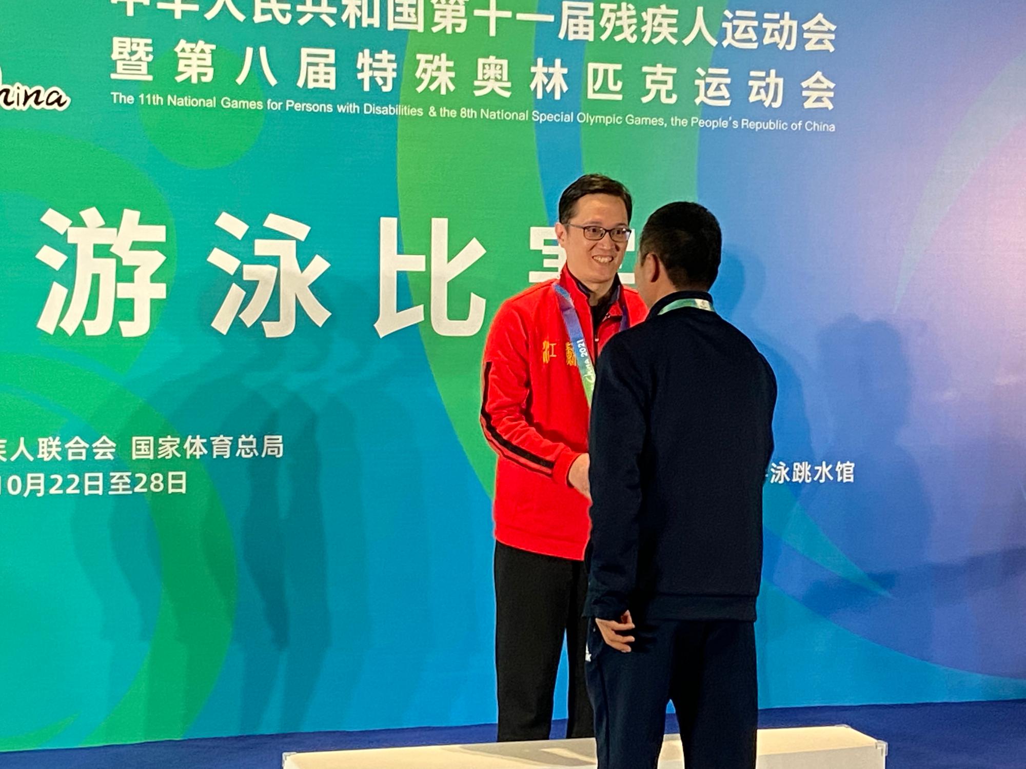 除了练习游泳促进康复,受伤退役的周聪还把重心放在学习上.