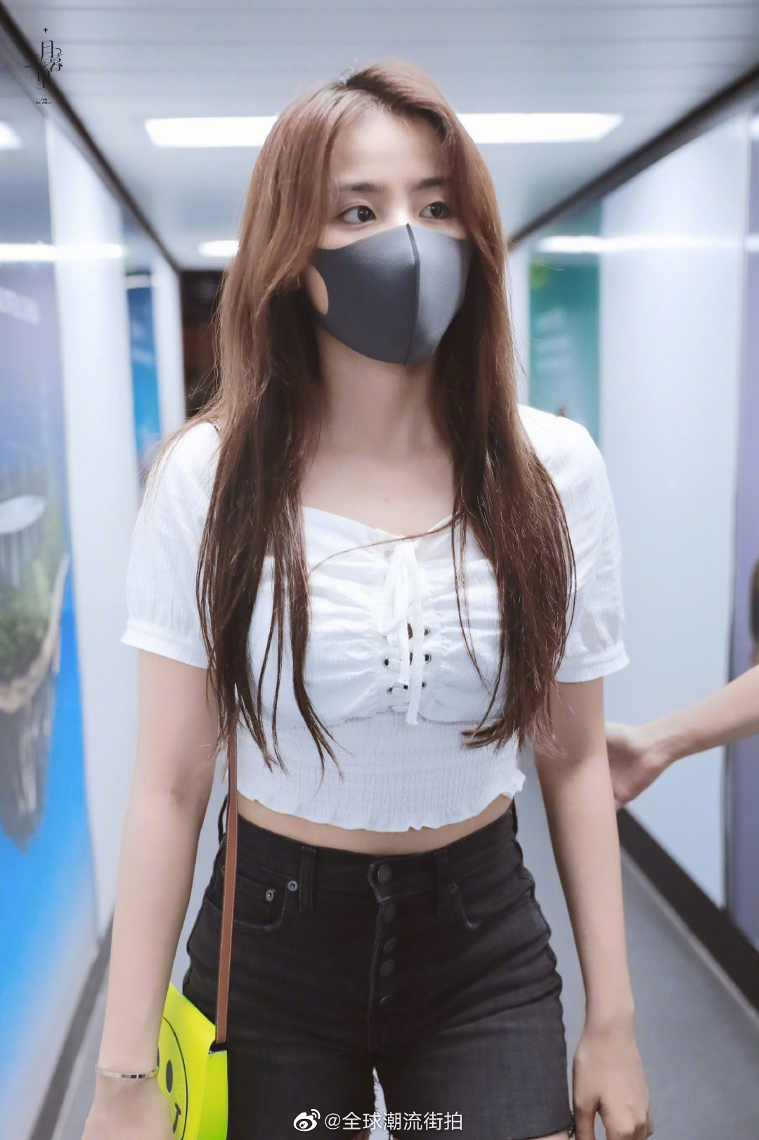 今日机场金子涵穿搭 白色泡泡袖上衣 黑色牛仔短裤 亮色包包