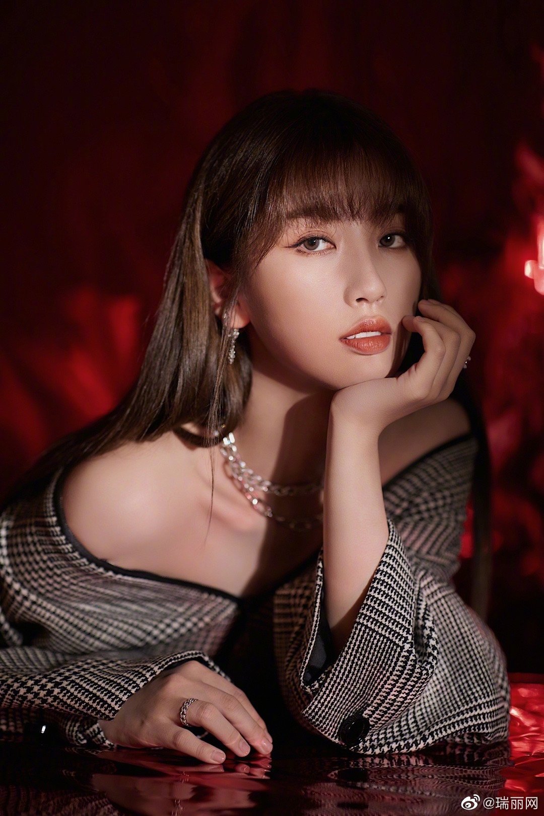 锁骨精今日份上线 看女明星们的名品锁骨在线撩人!