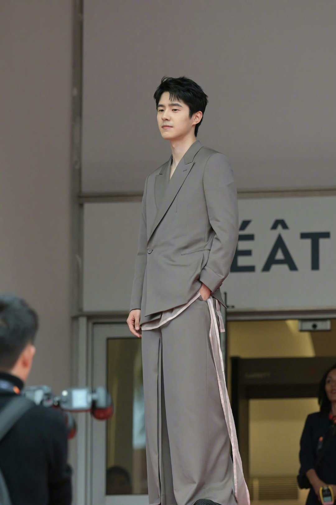 《燃冬》戛纳电影节首映刘昊然粉色飘带西装好帅好温柔啊!