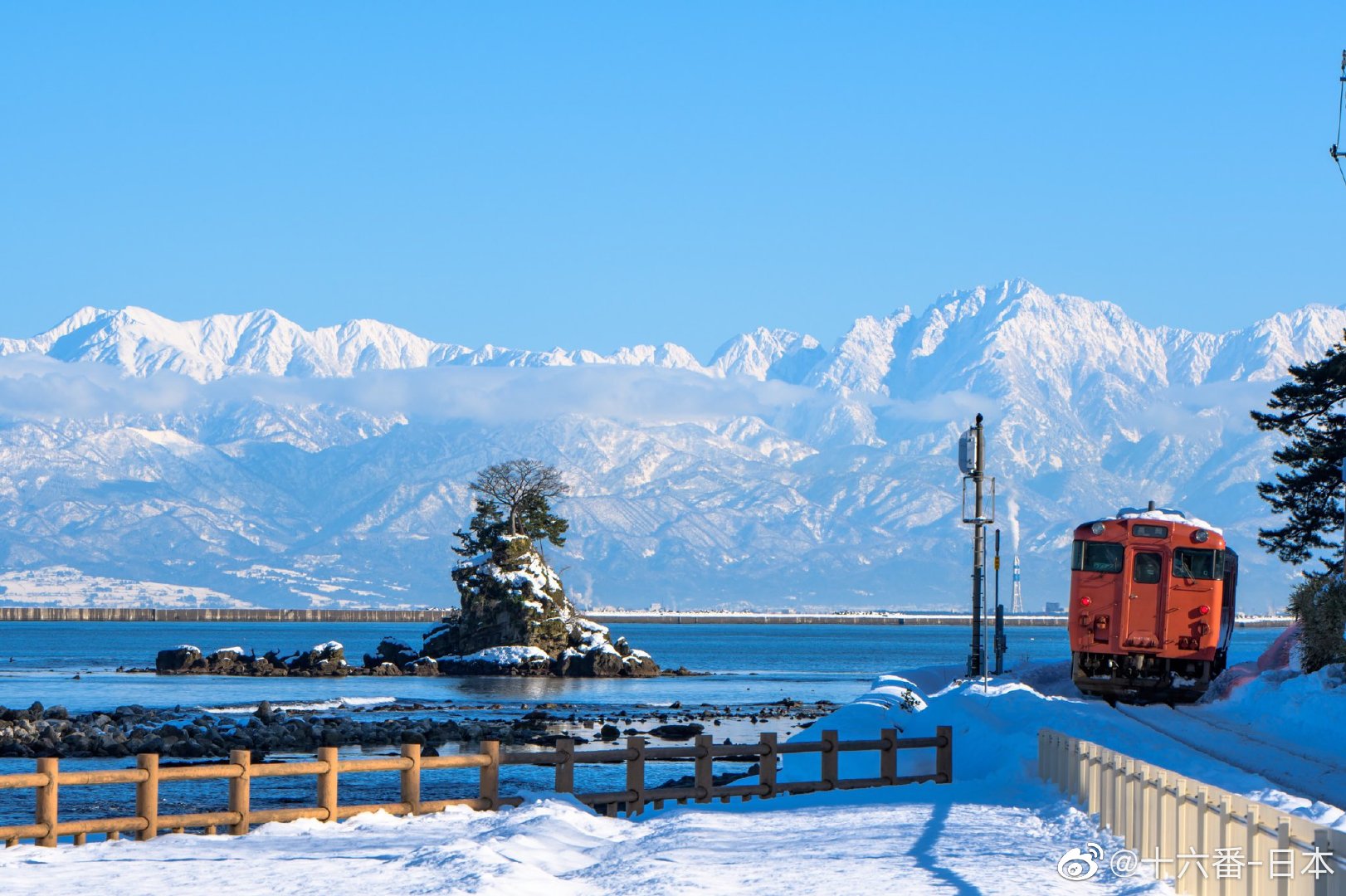 富山县高冈市冰见线是一条沿着日本海海岸的地方铁道