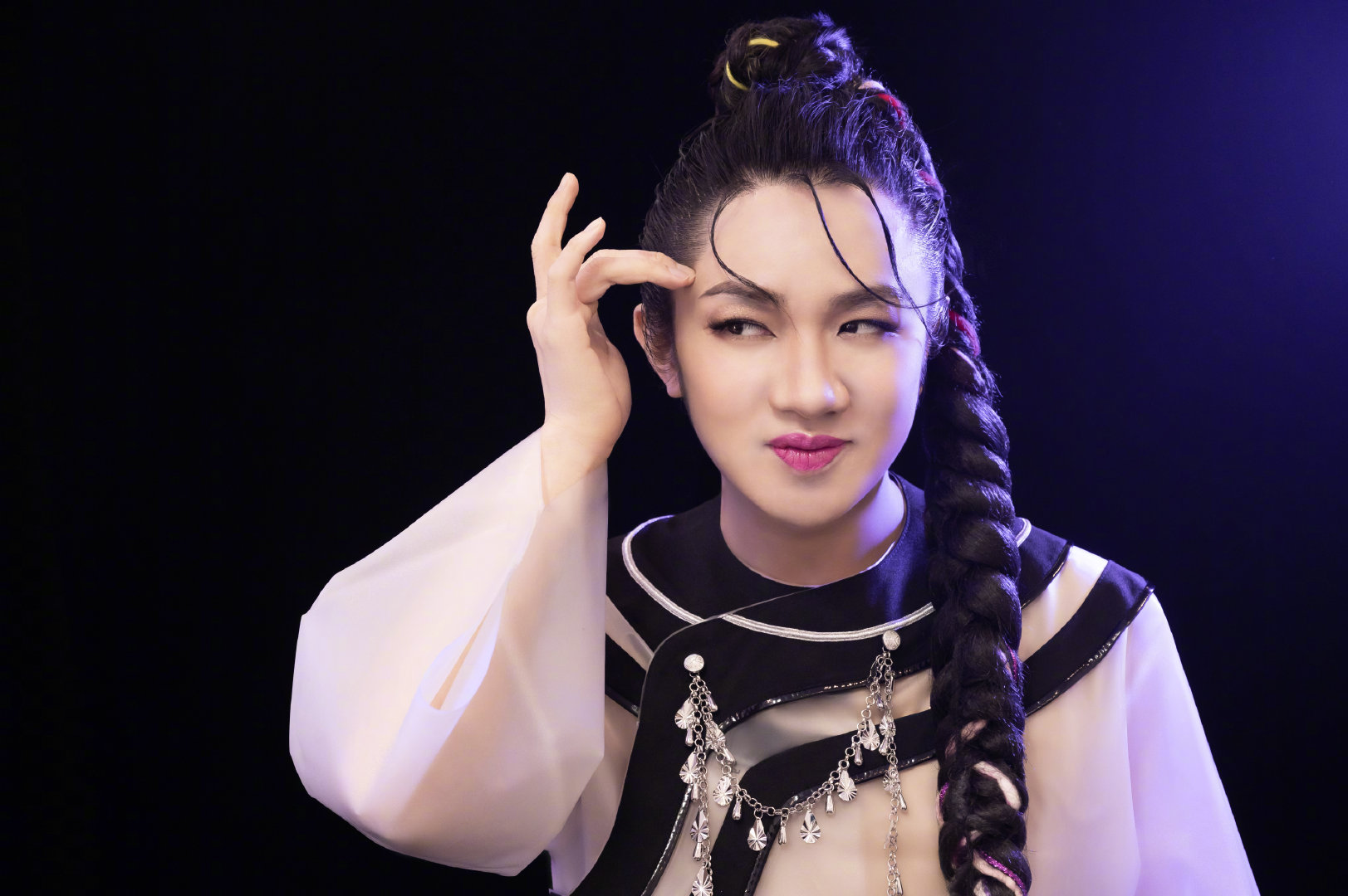 有被@王祖蓝 的女装造型惊艳到 这就是"百变星君"的模仿实力吗