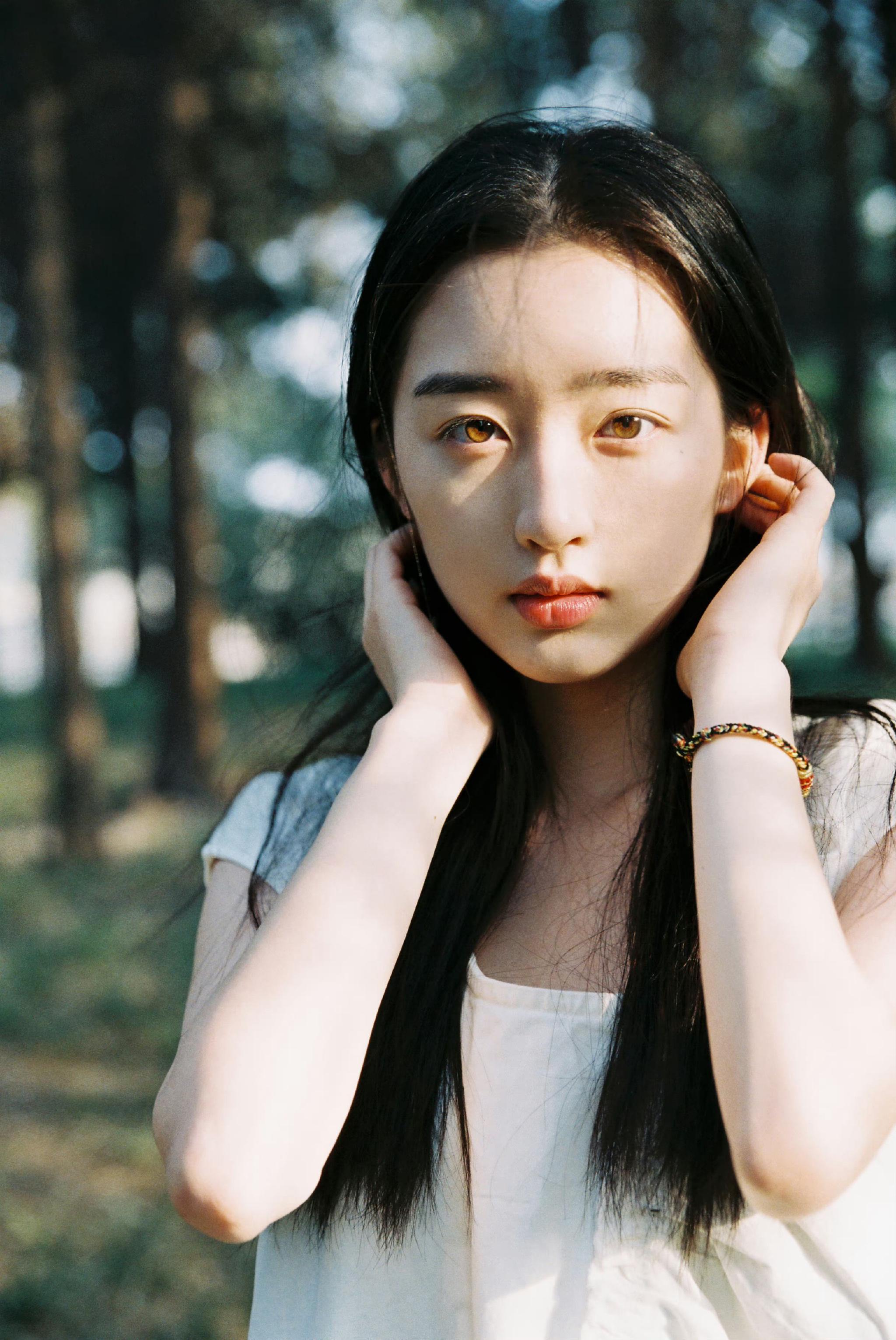 邓恩熙18张氛围感照片合集05很美很有灵气的妹宝