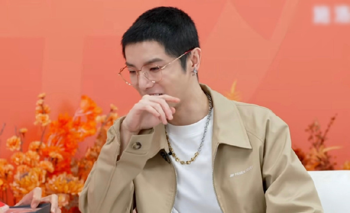 来评价一下华晨宇的寸头造型