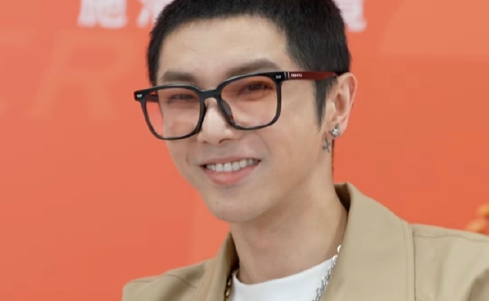 来评价一下华晨宇的寸头造型