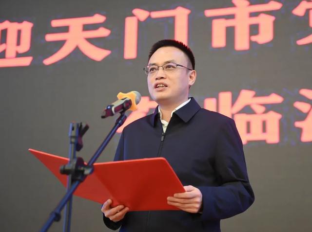 潜江新闻网讯1月5日,天门市委书记易先荣,市委副书记,市长杨兴铭率