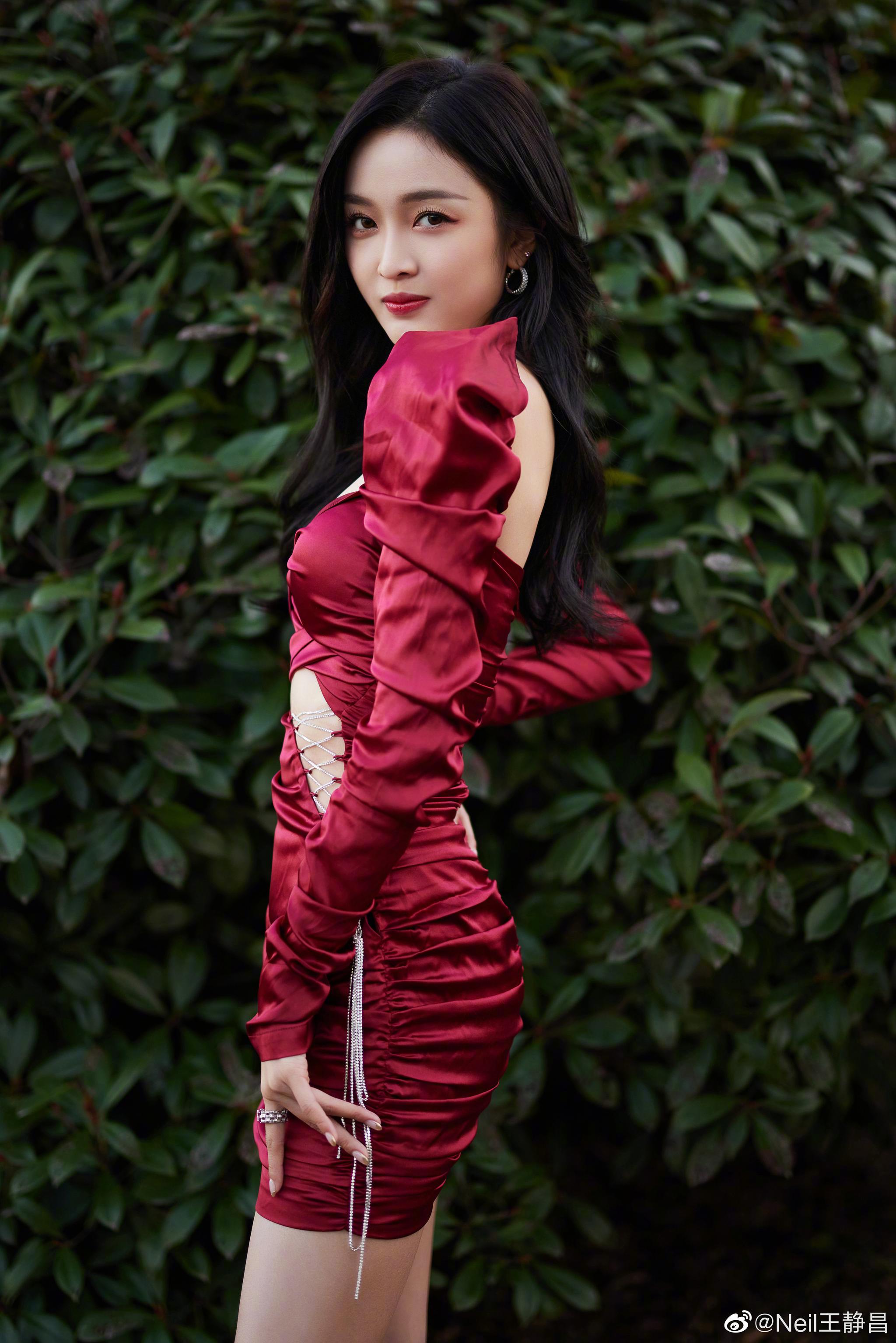 追光终极之战的造型,酒红绸缎连衣裙……|吴宣仪_新浪新闻