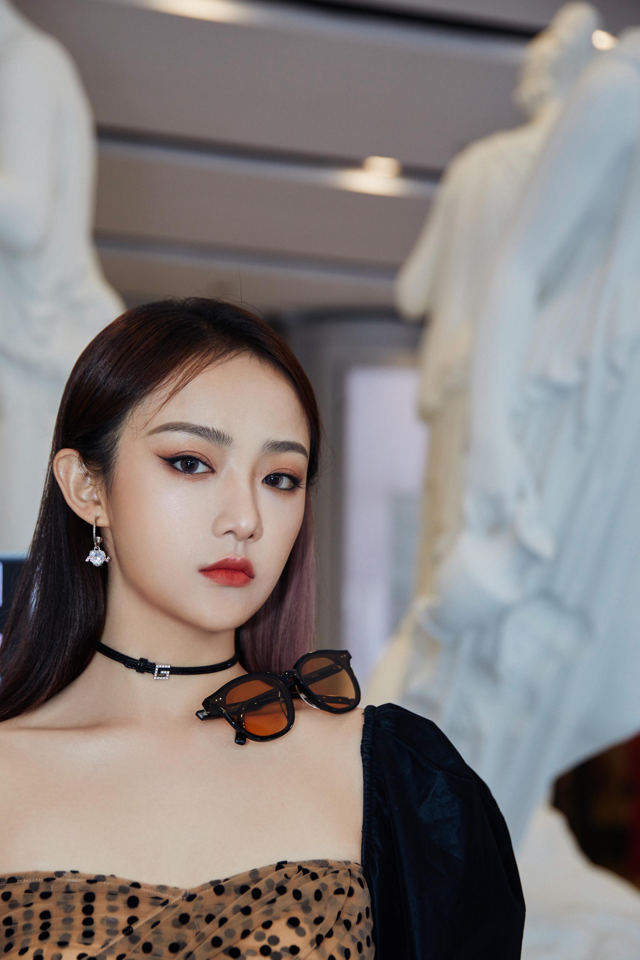 欢娱影视演员吴佳怡six今日亮相gentlemonster杭州新店开幕