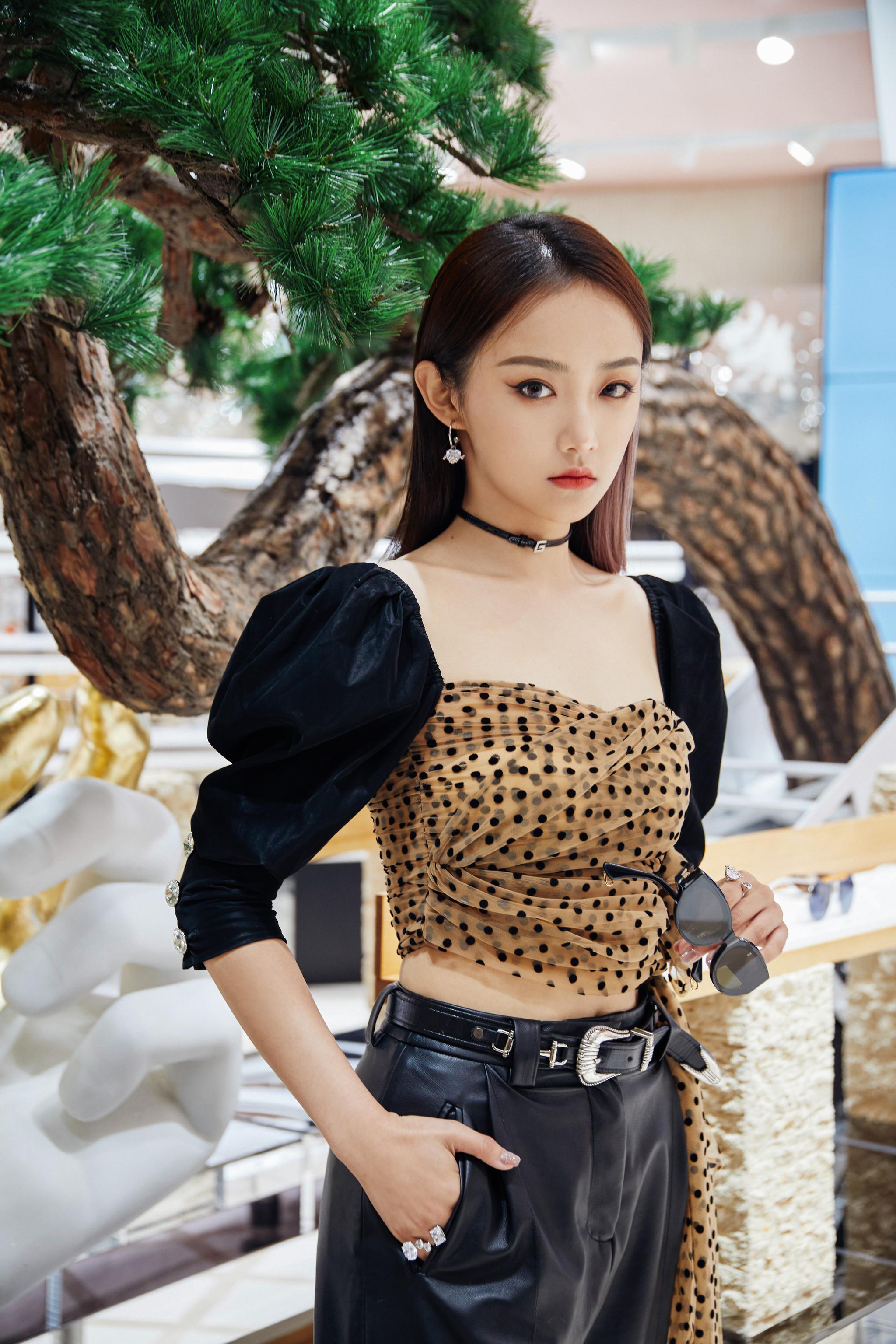 欢娱影视演员@吴佳怡_six 今日亮相gentle monster 杭州新店开幕