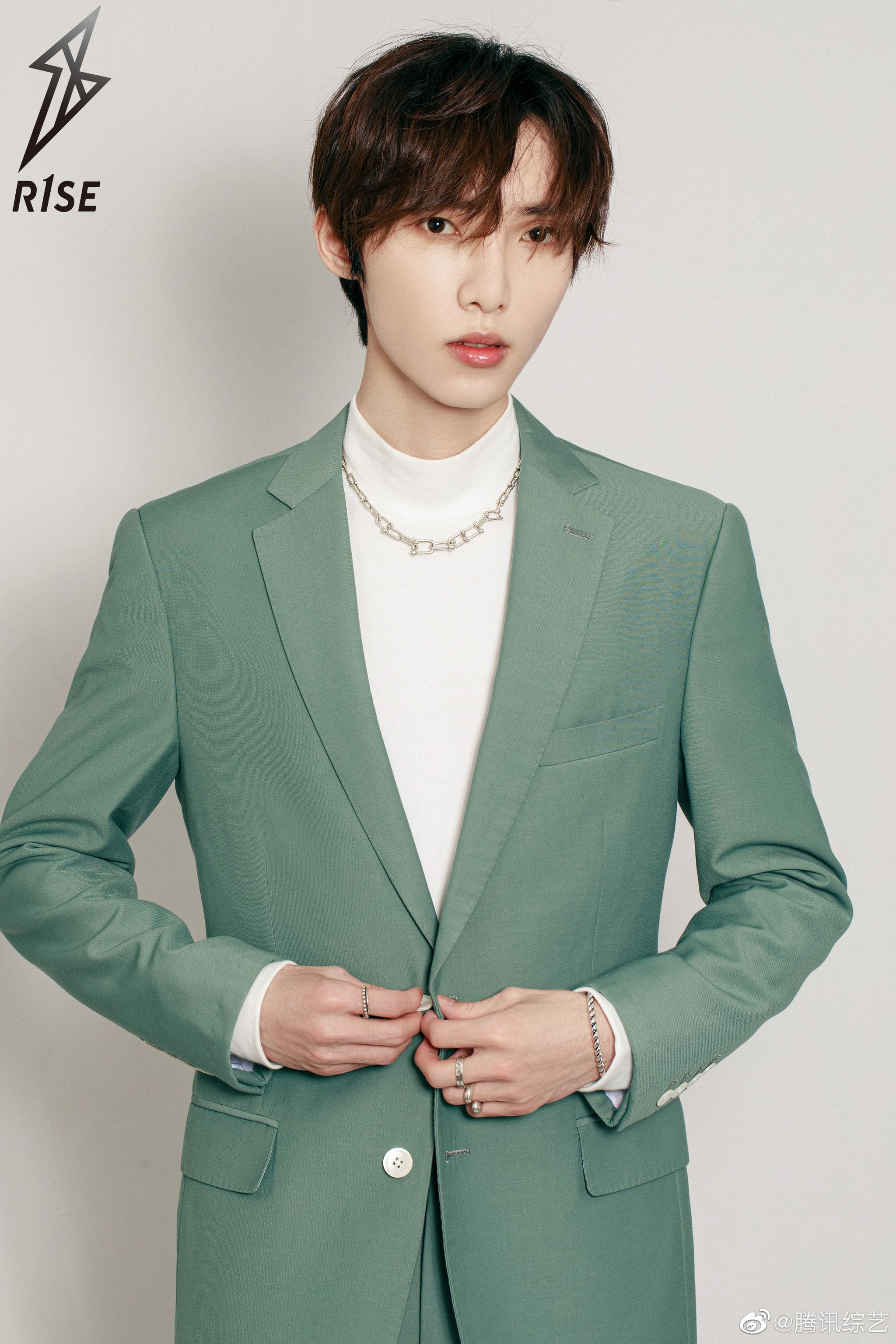 赵磊配西装～绝了 今日份果绿色磊磊get