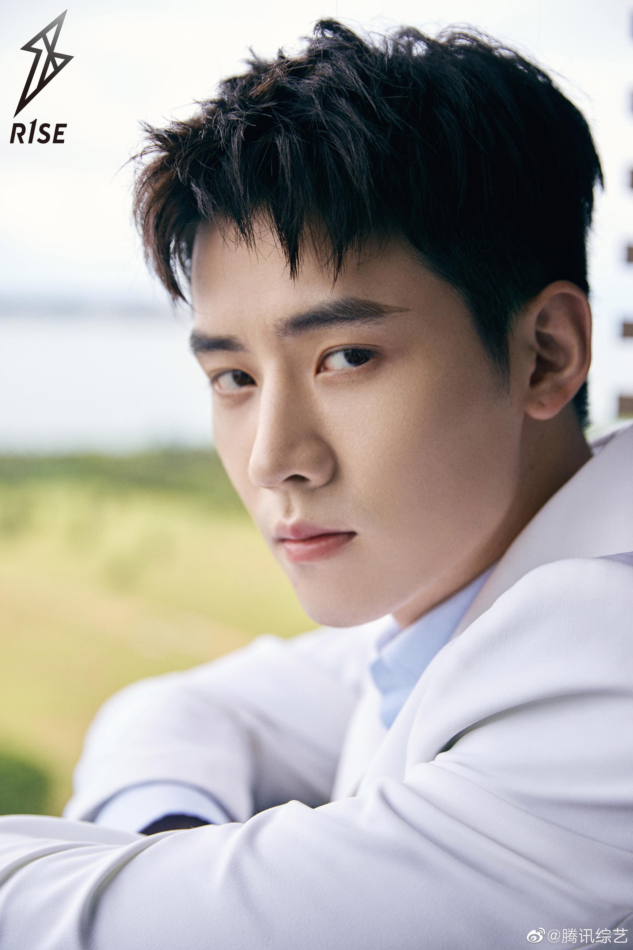 短款白色西装内搭浅蓝衬衫