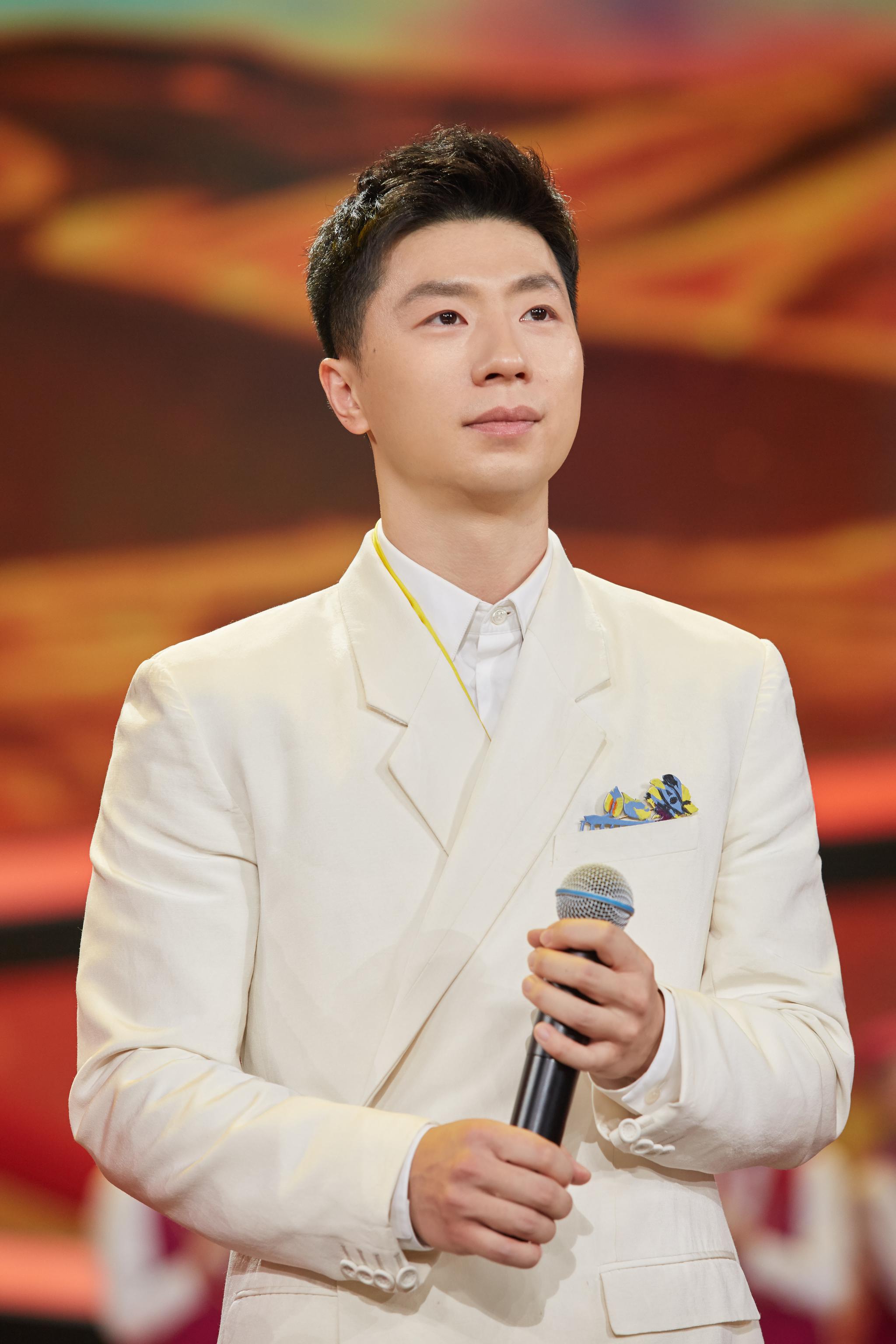 今晚,马龙@captain龙 参加 ,并演唱了歌曲《我的祖国》