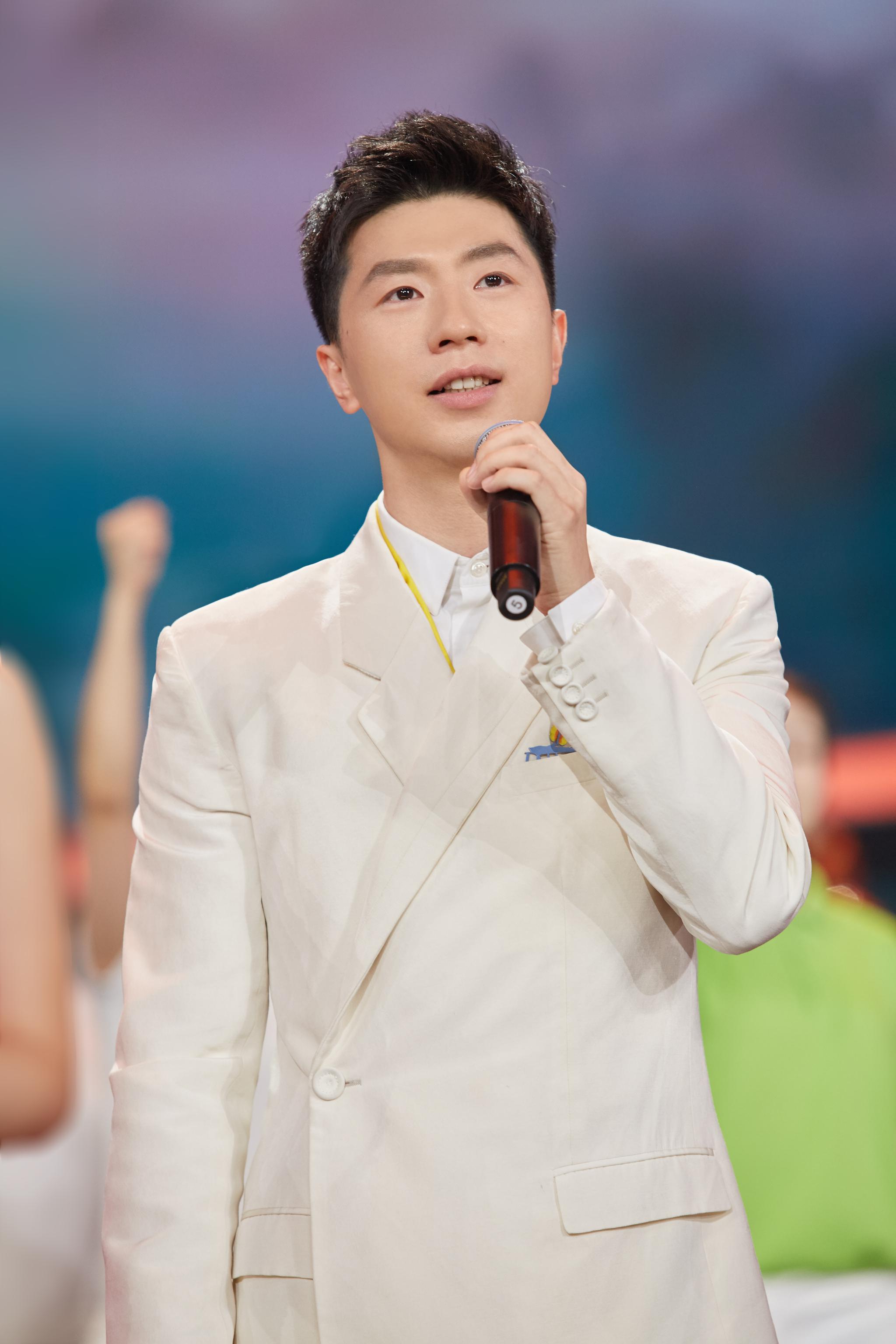 今晚,马龙@captain龙 参加 ,并演唱了歌曲《我的祖国》