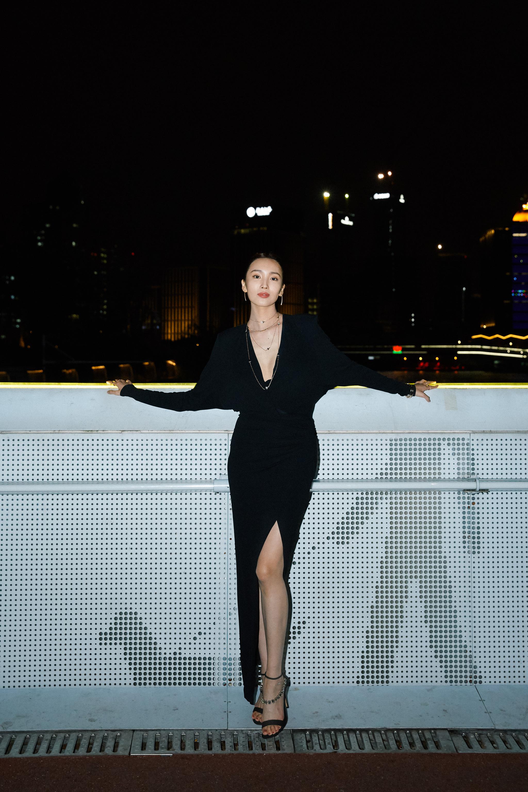 荣获"年度卓越魅力艺人" 黑色v领高开叉长裙