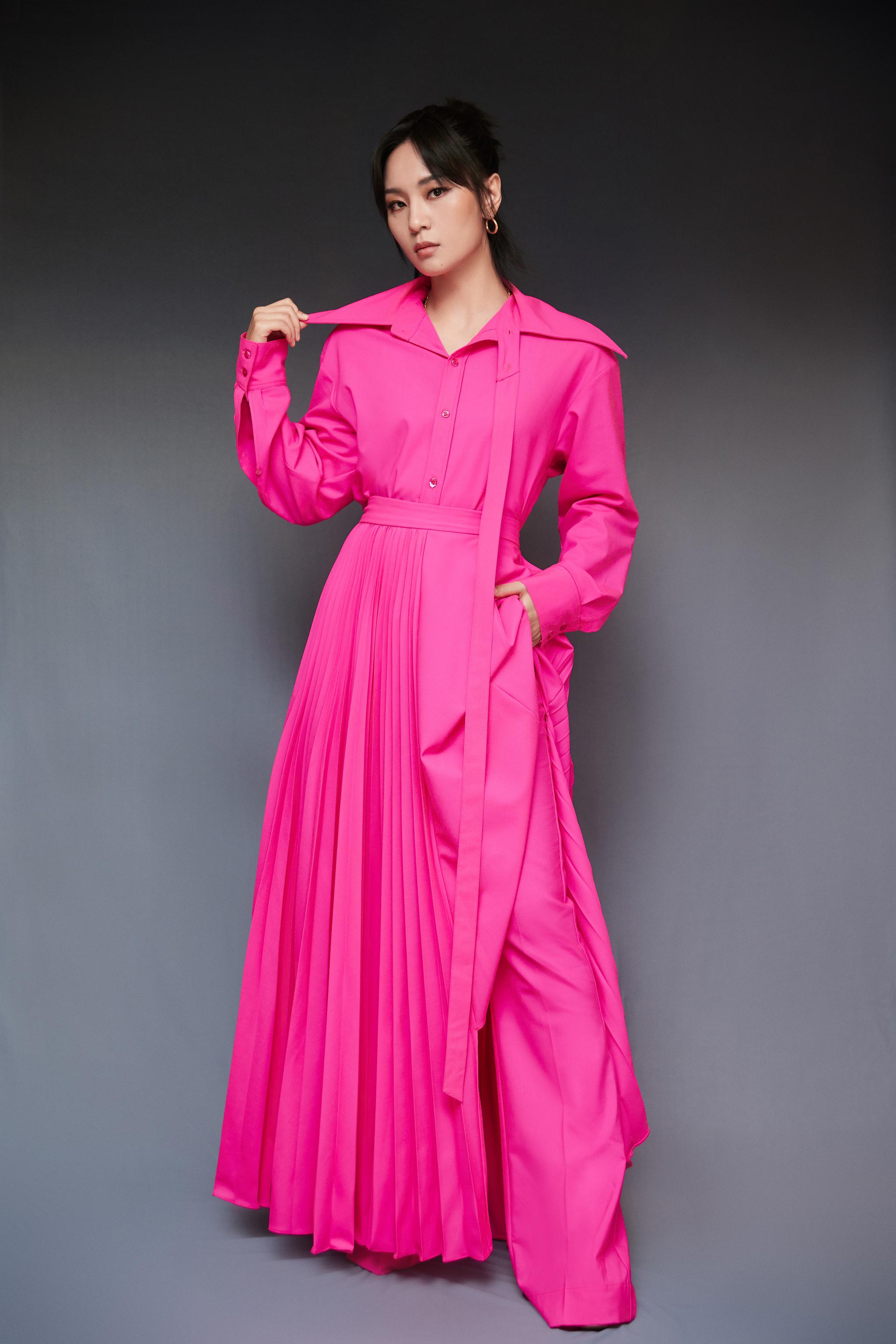 最新活动造型,利落别致的荧光芭比粉套装演绎时尚活力