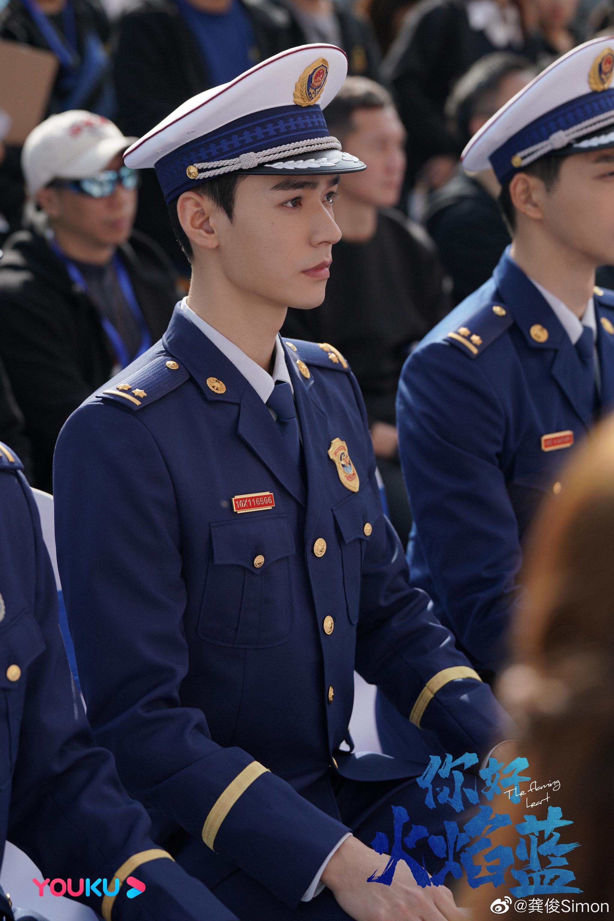 网剧《你好火焰蓝》发布新剧照!龚俊也太适合军装和消防员造型了吧