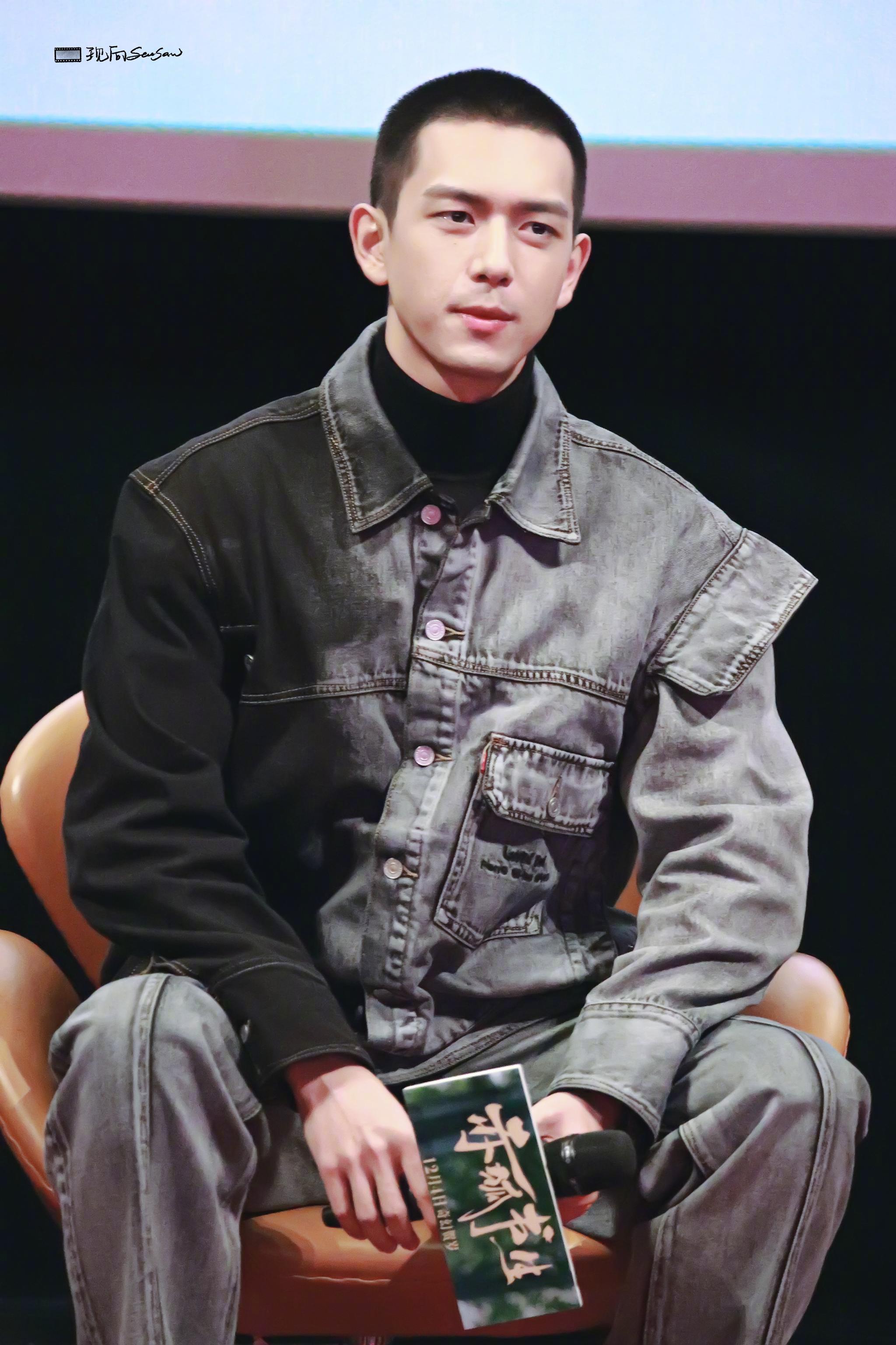 跪求李现来一个半永久寸头,笑起来的时候幼,不笑的时候很野