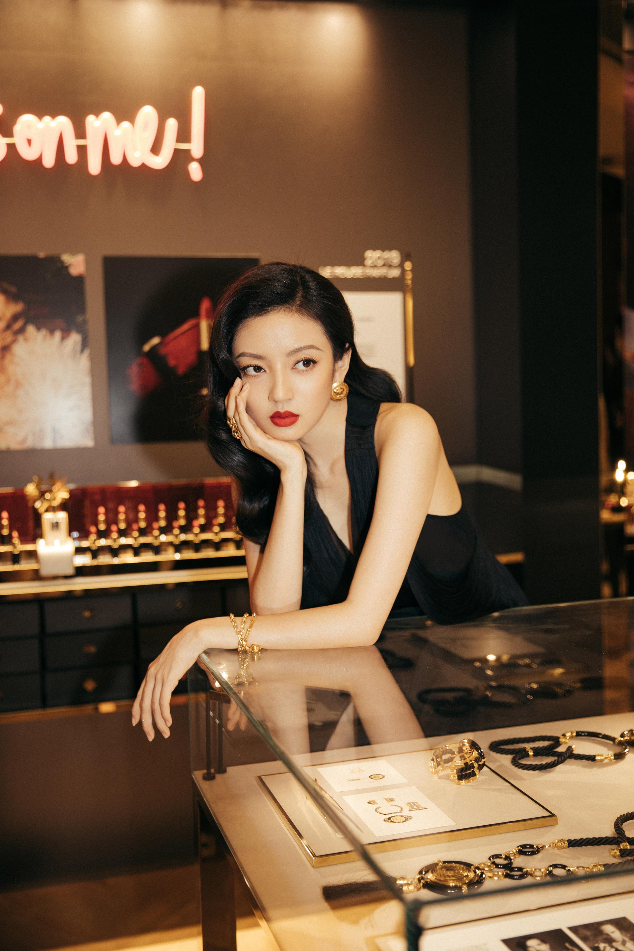 欢娱影视演员何瑞贤亮相kilian凯利安香氛艺术酒廊活动