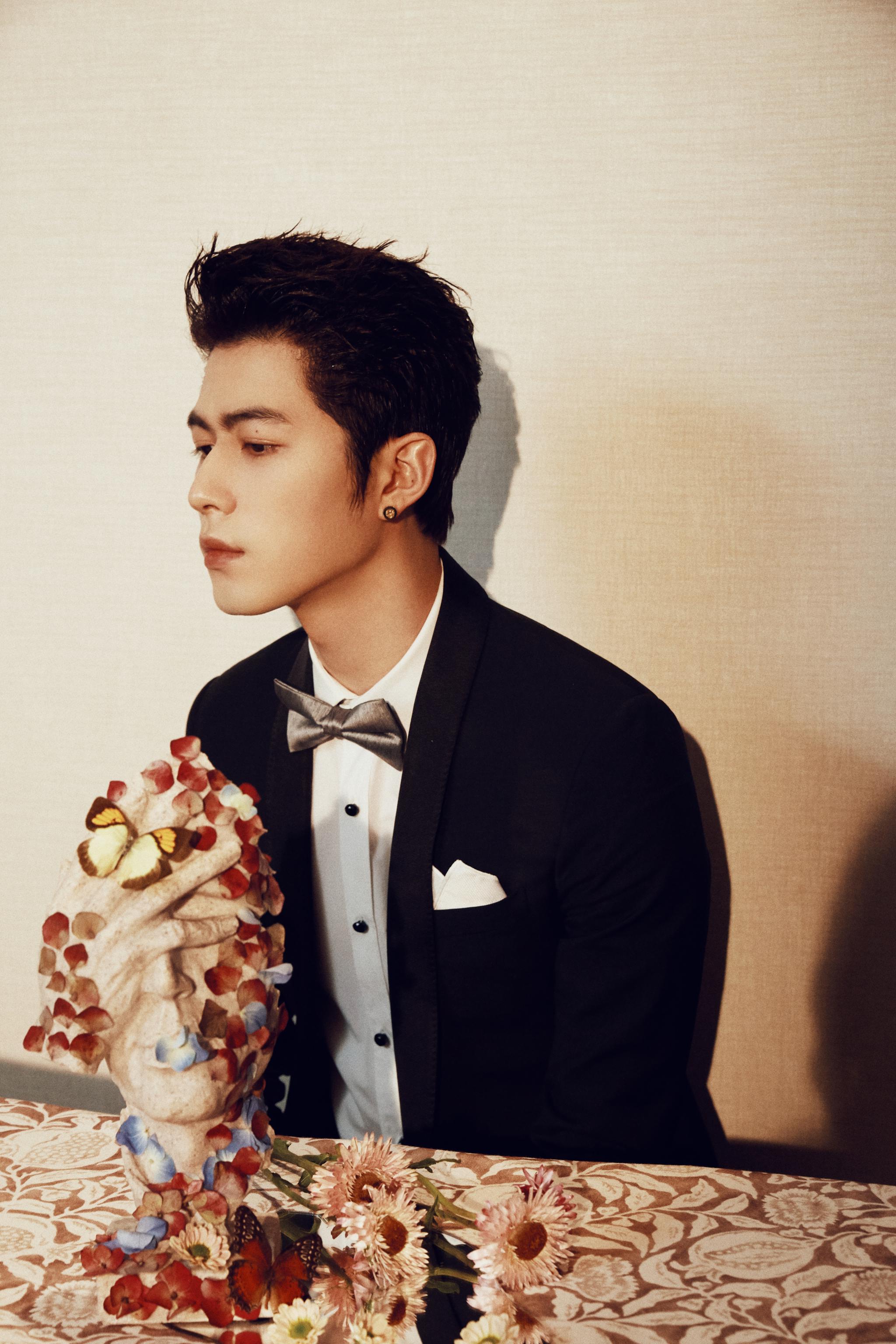 今日@陈学冬 一组格调大片曝光,黑西装白衬衫仿若贵公子