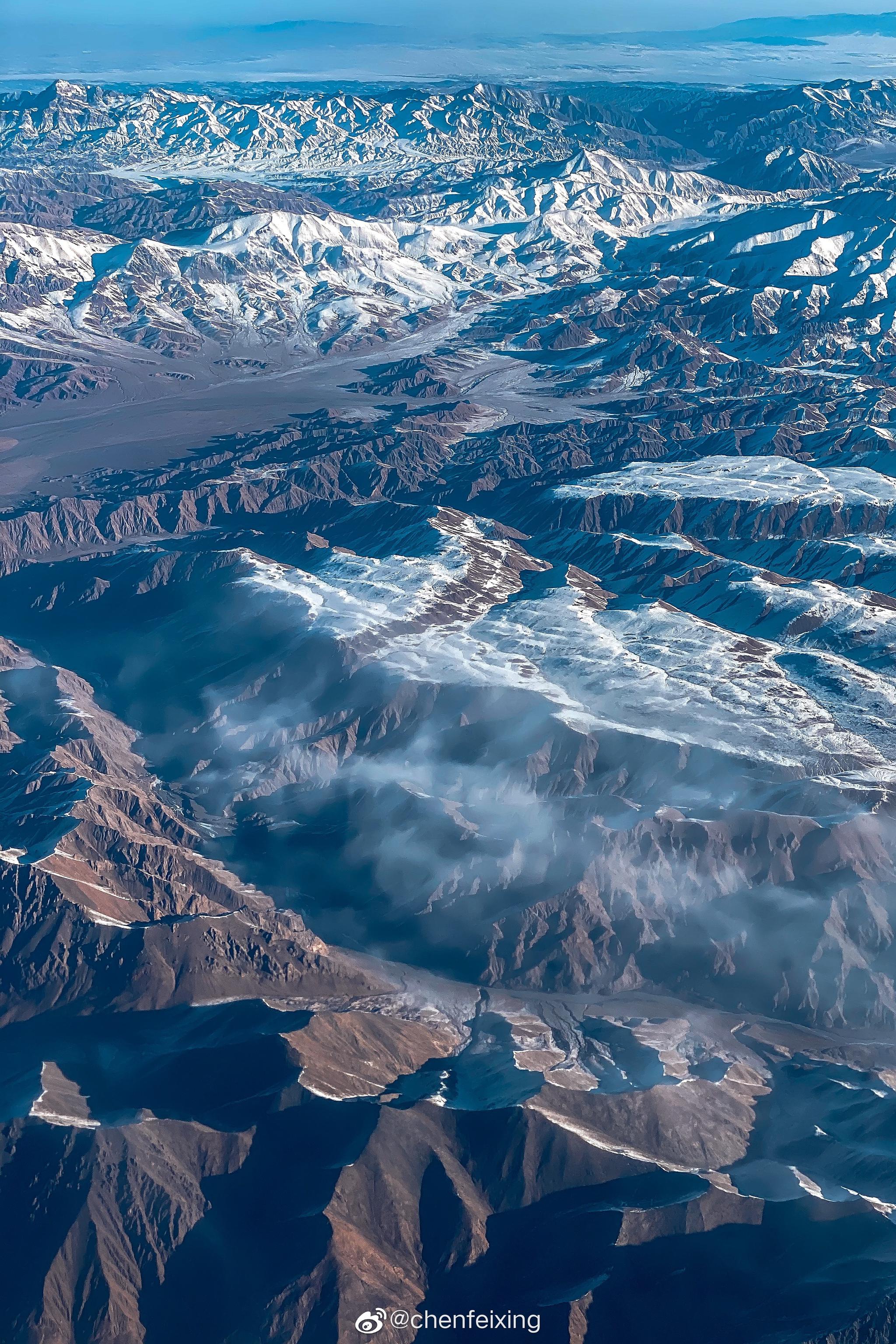 天山雪云常不开千峰万岭雪崔嵬