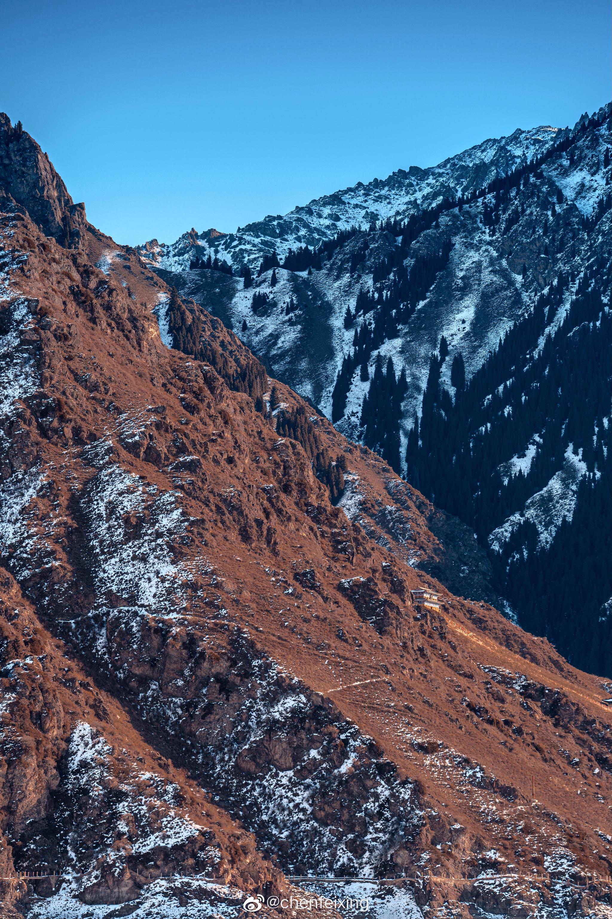 天山雪云常不开千峰万岭雪崔嵬