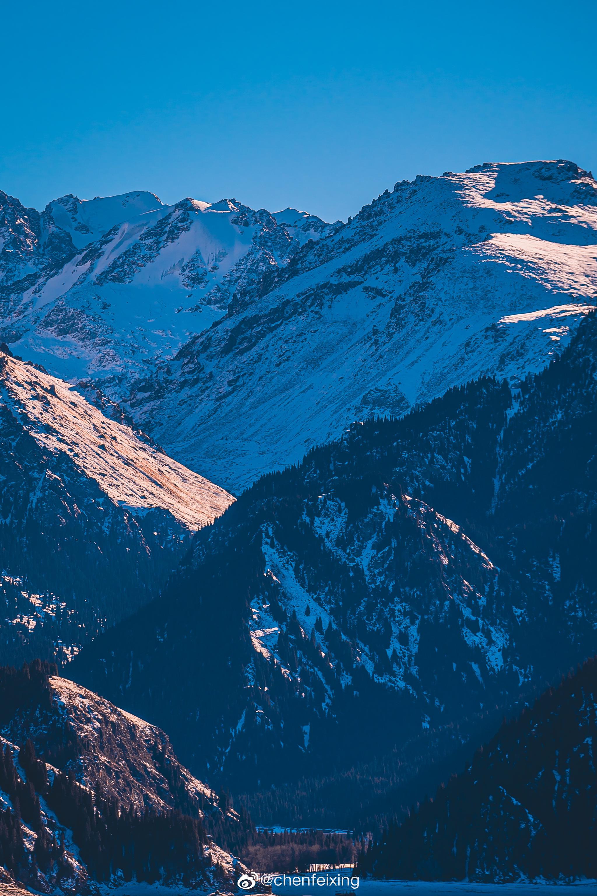 天山雪云常不开千峰万岭雪崔嵬