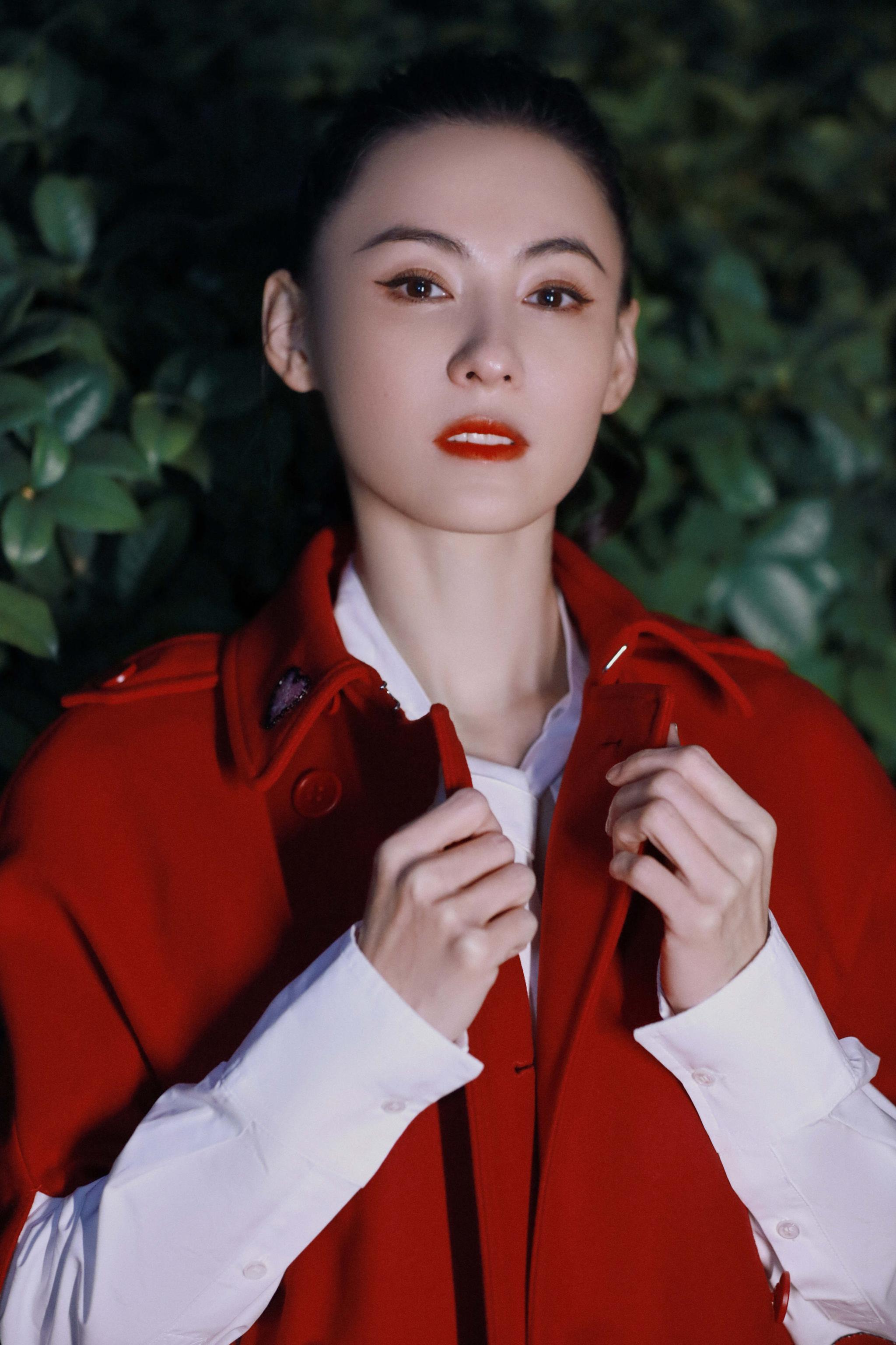 1 / 5 @张柏芝 新春写真曝光,身着valentino 2021新春限定系列红装