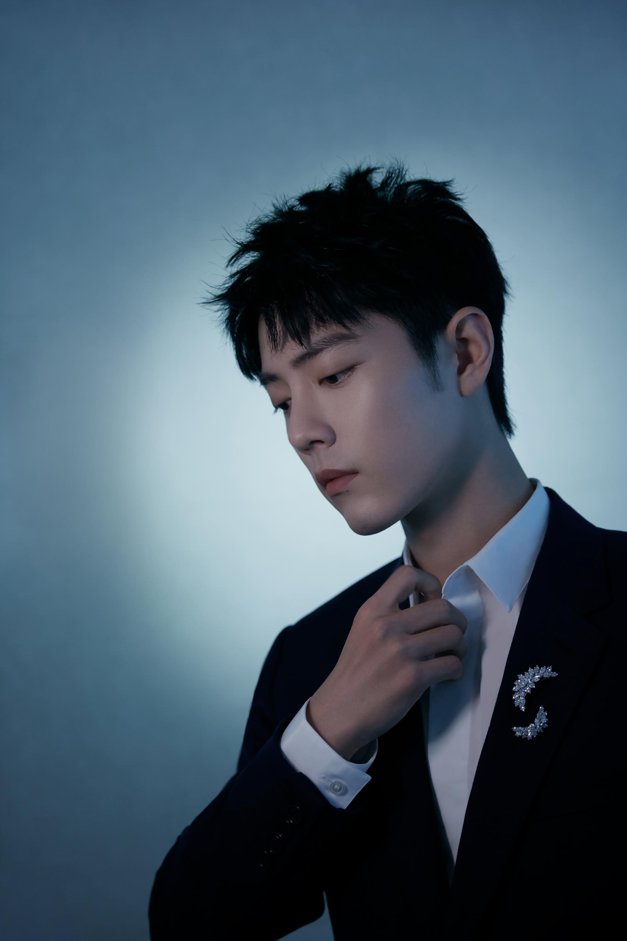 胸前点缀@海瑞温斯顿harrywinston 高级珠宝胸针,佩戴同品牌腕表,高级