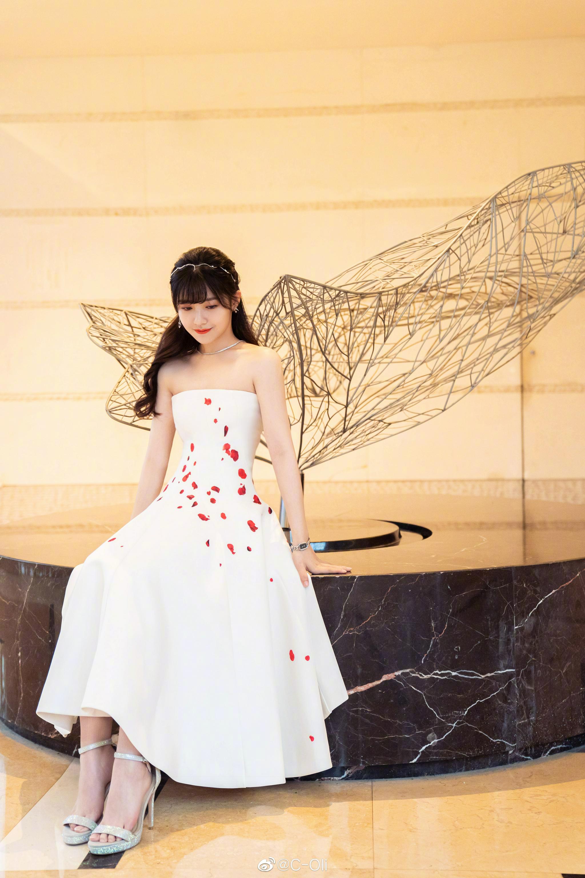 赖美云最新时尚大片释出身着opem玫瑰庄园风格白色礼裙