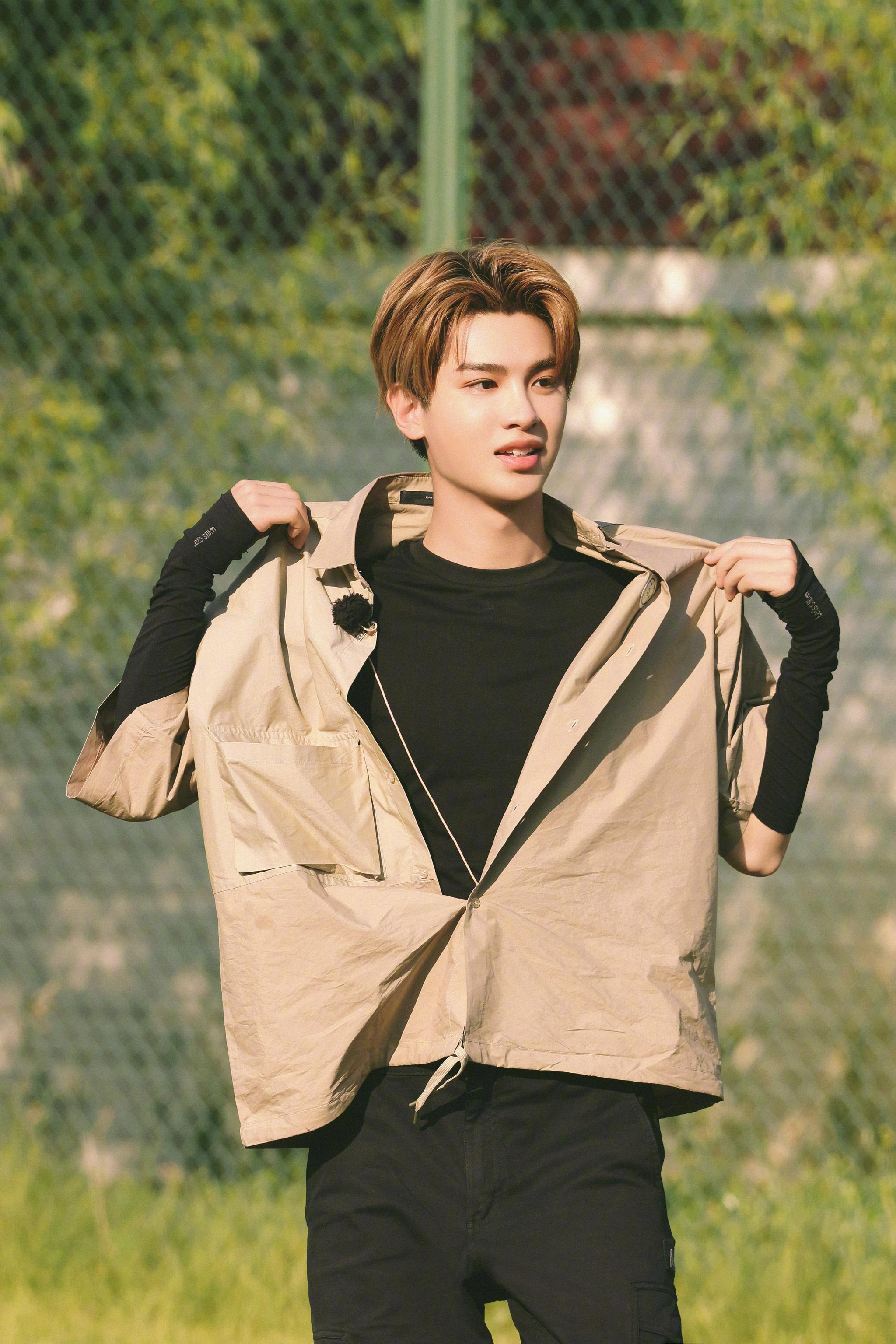 黄明昊极限挑战宝藏行造型释出 和小贾一起,走近库布齐沙漠……_高清