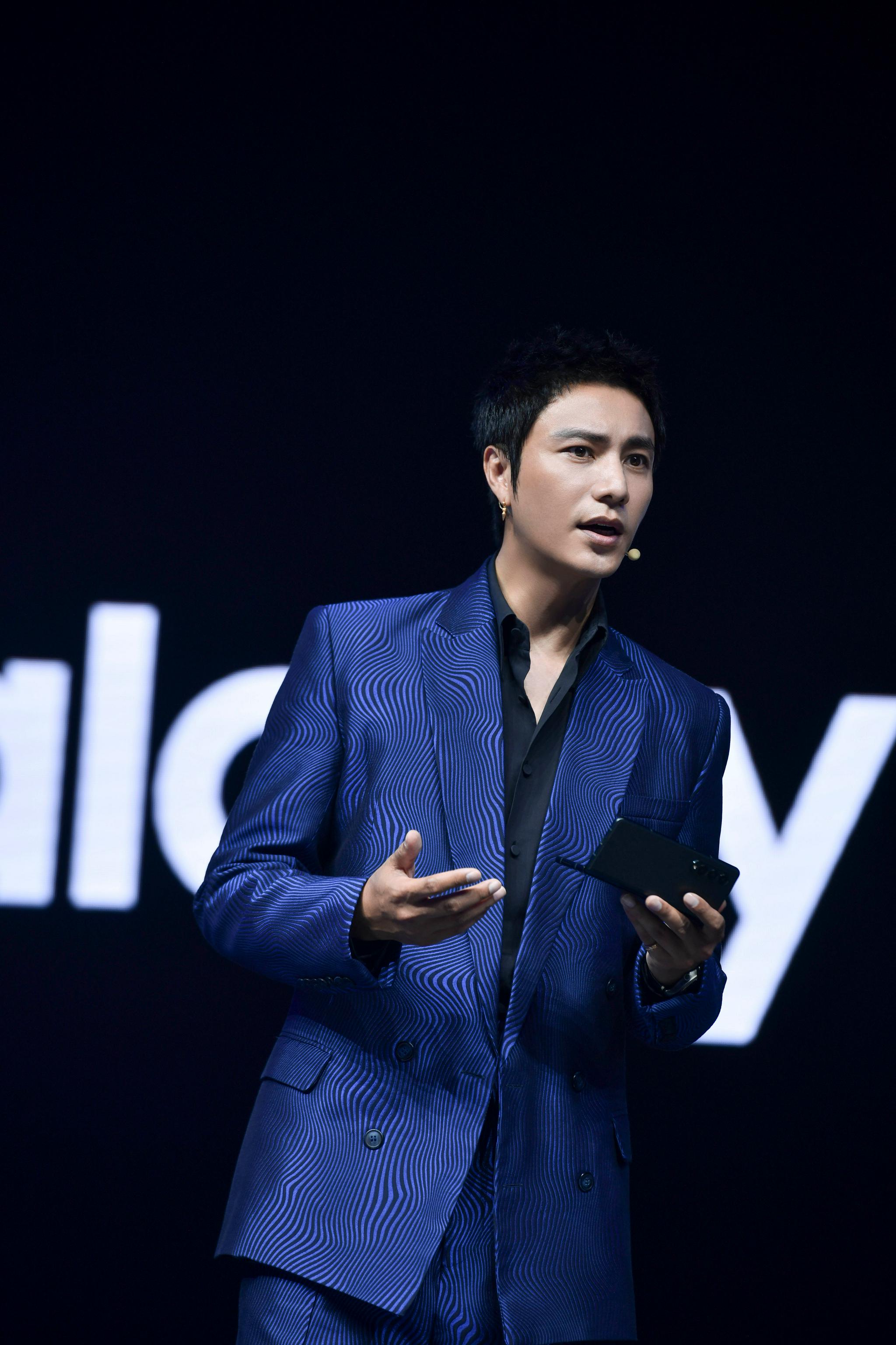 三星手机品牌代言人 惊喜亮相三星galaxy z系列新品发布会