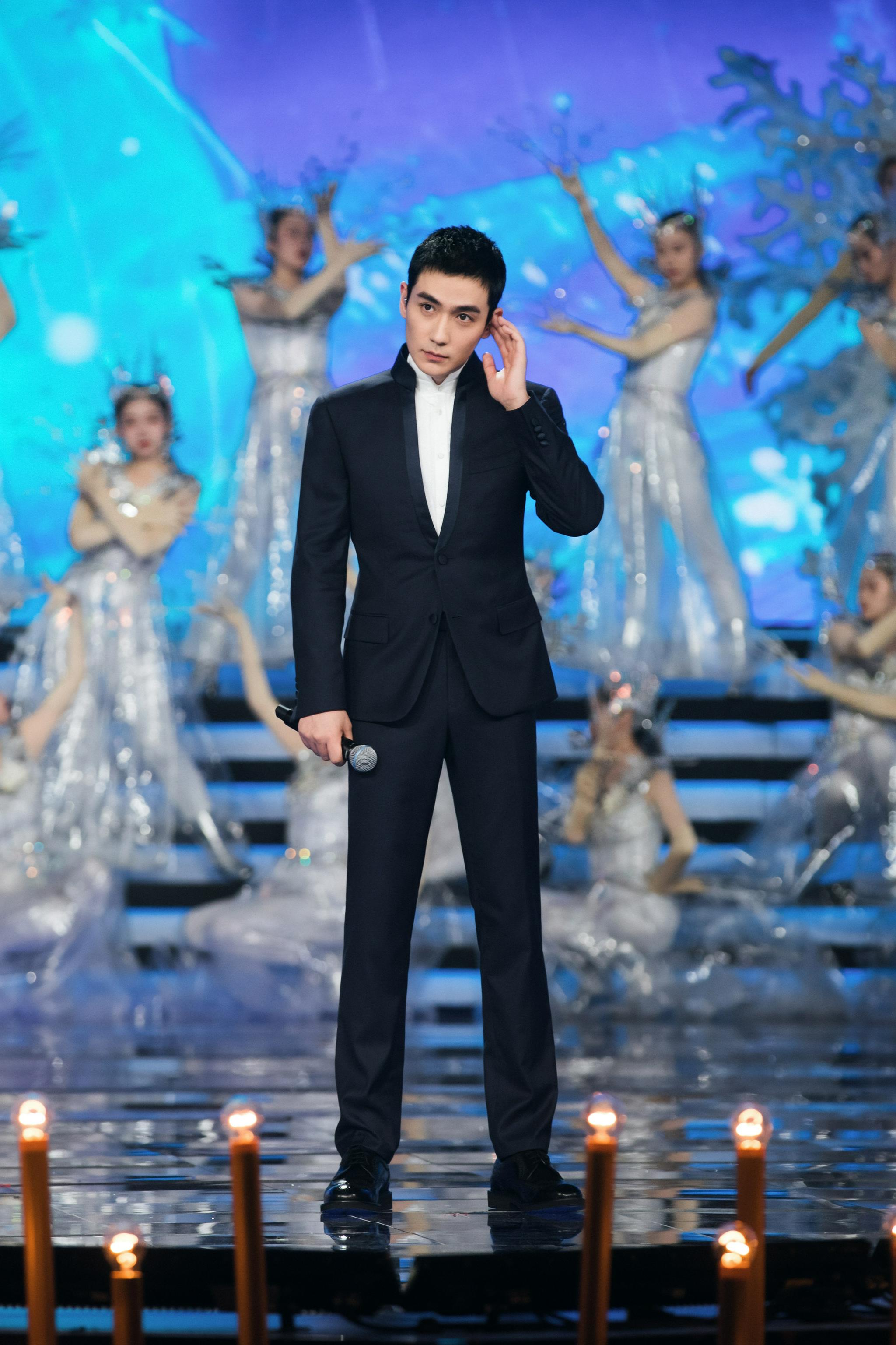 朱一龙央视国庆晚会舞台图96 正气满满的朱一龙!__财经头条