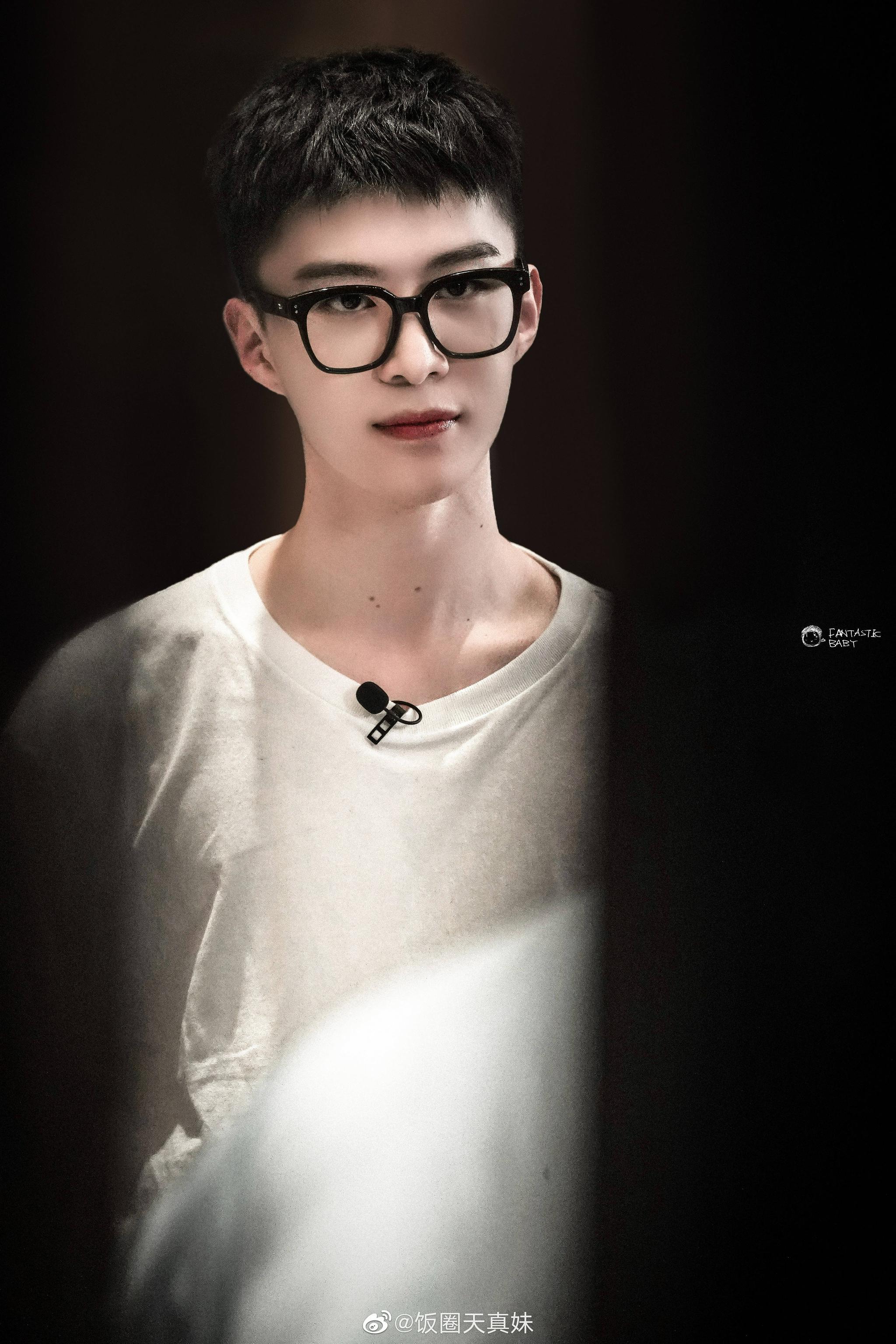 范丞丞戴上眼镜好a啊,青春环游记3居然戴上了黑框眼镜!