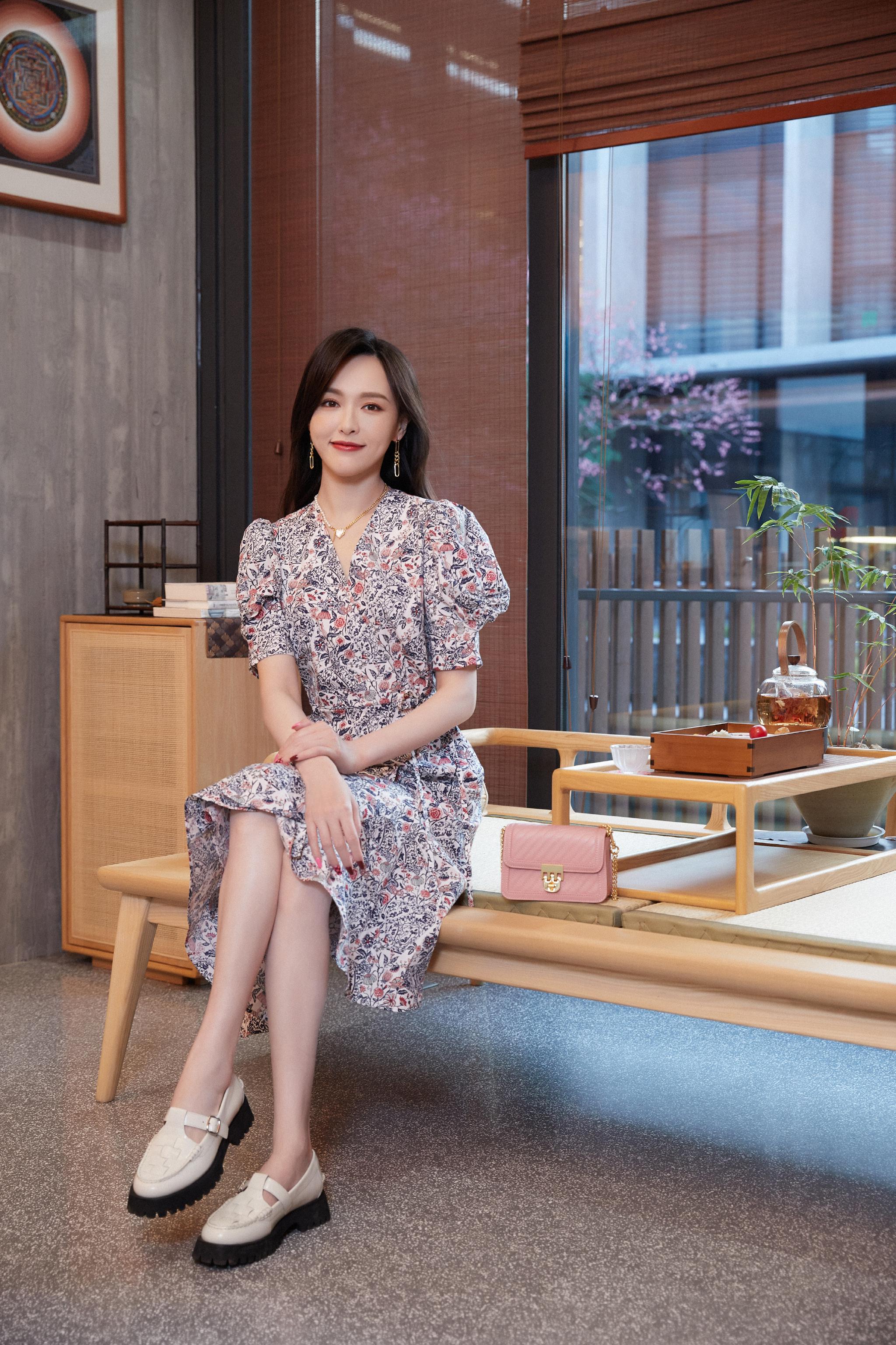 唐嫣今晚造型图一袭复古泡泡袖碎花裙温柔优雅好美