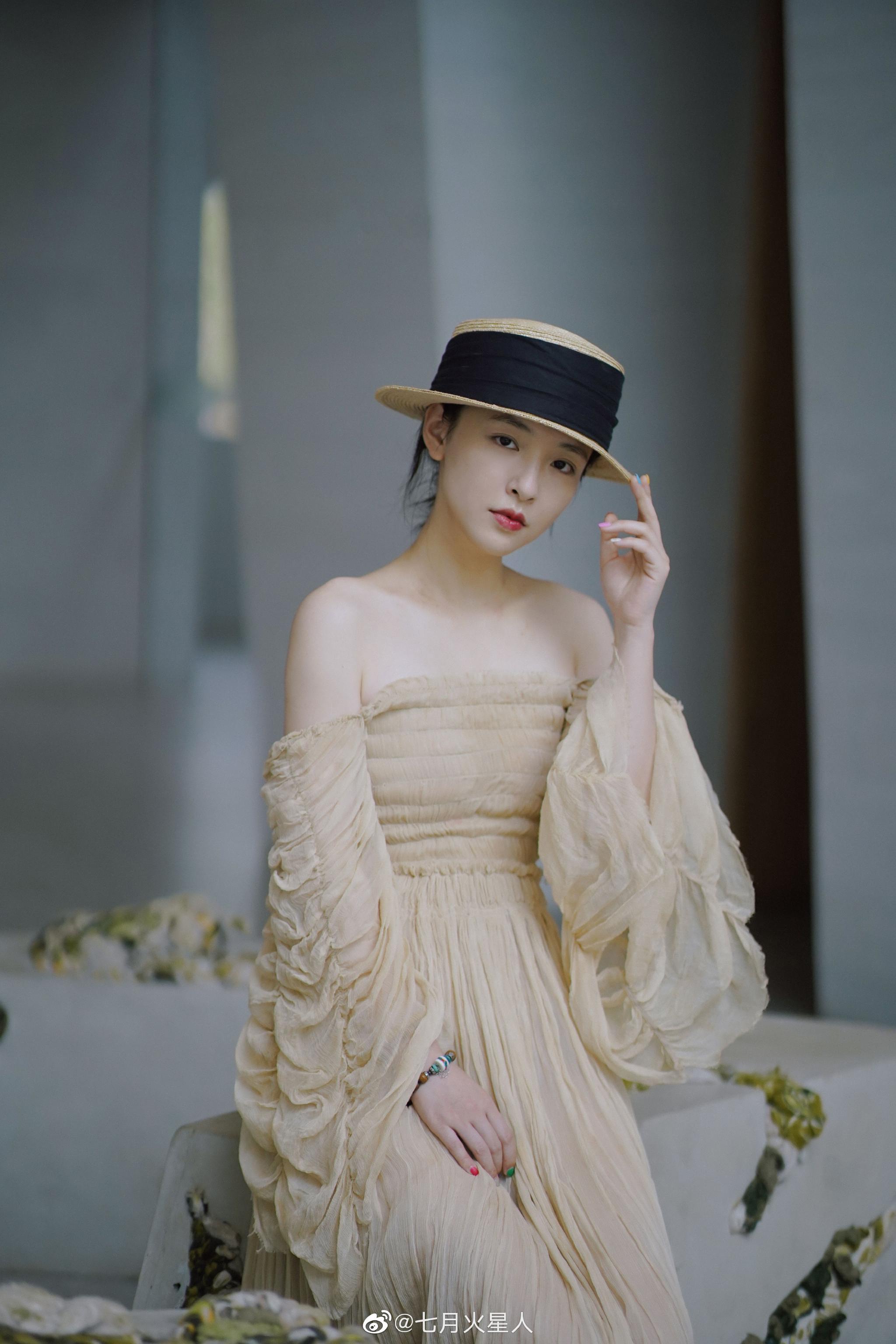 最爱你灵动的眼神| 吴倩美术馆写真__财经头条