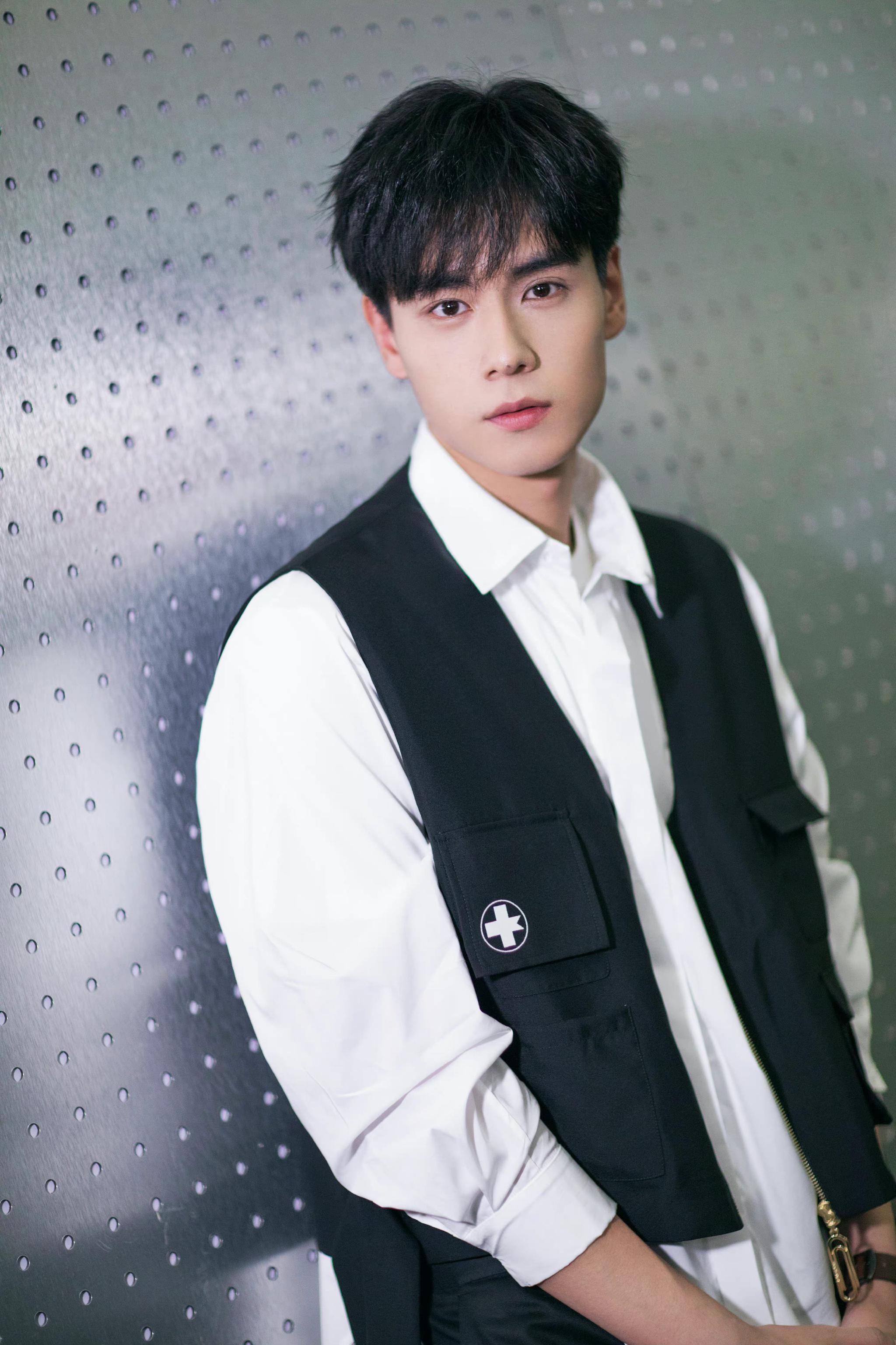 年轻时候的胡一天真帅__财经头条