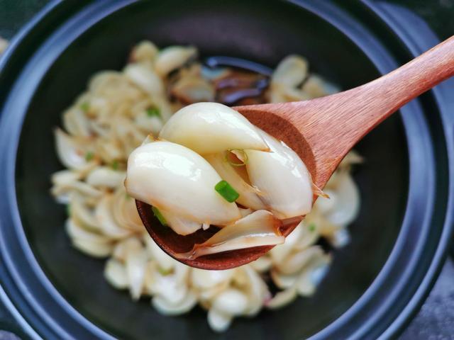 8月鲜百合正当季用砂锅焗着吃又甜又糯清热去火好处多