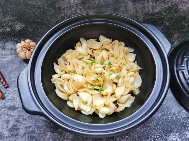 8月鲜百合正当季用砂锅焗着吃又甜又糯清热去火好处多